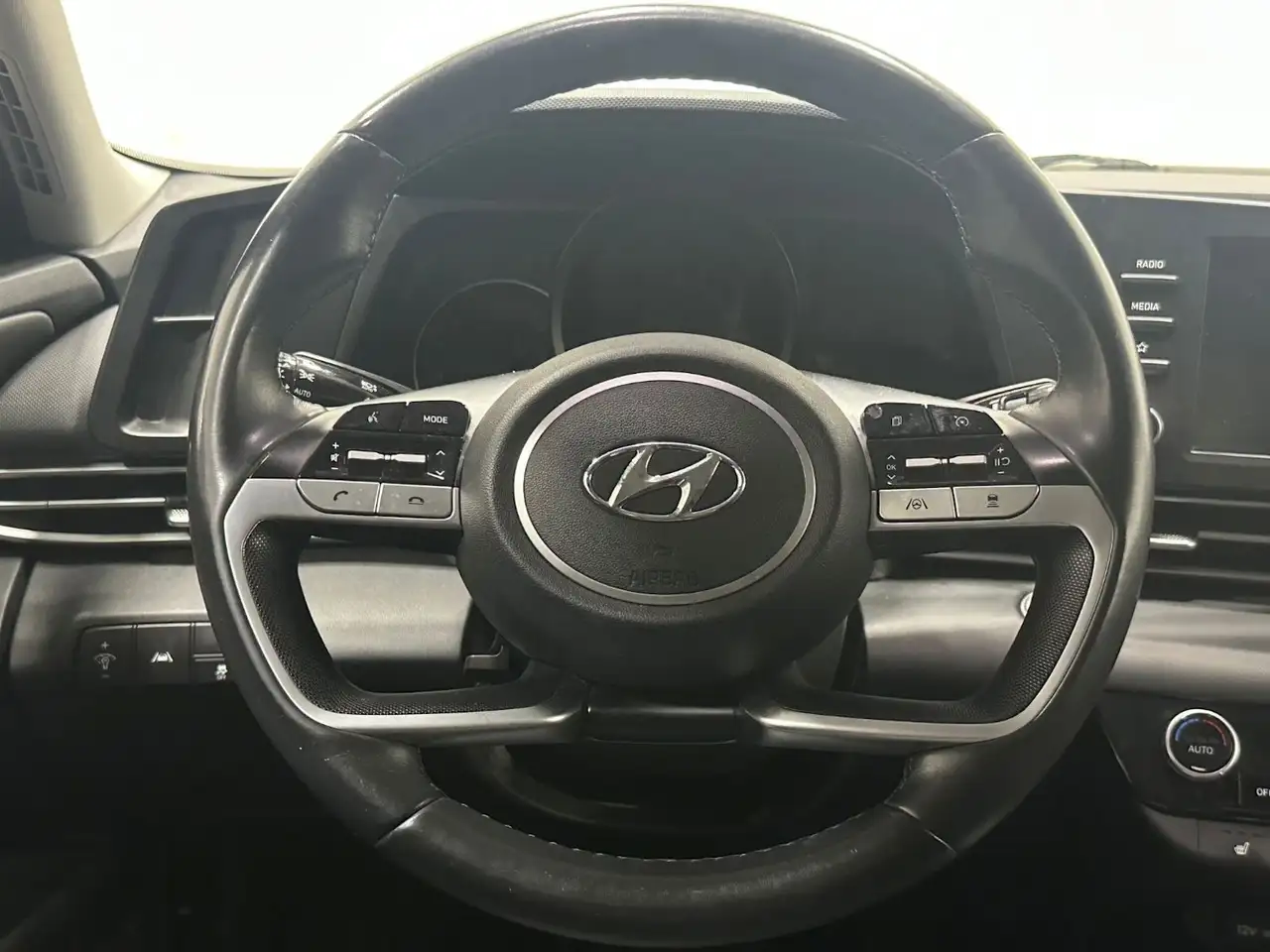 Hyundai ELANTRA снимка Hyundai ELANTRA