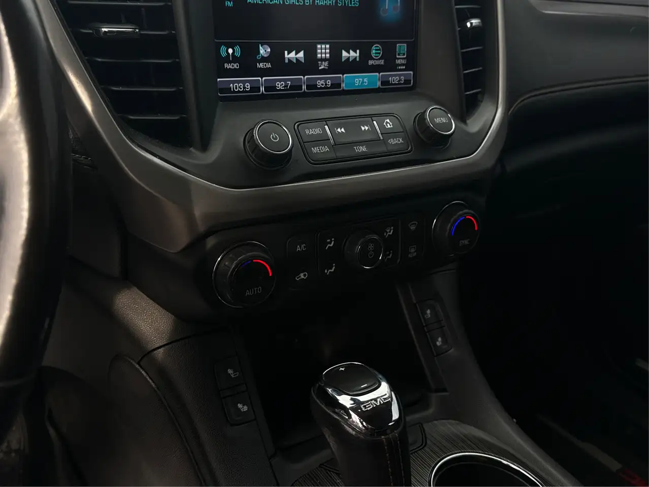 GMC Acadia снимка GMC Acadia