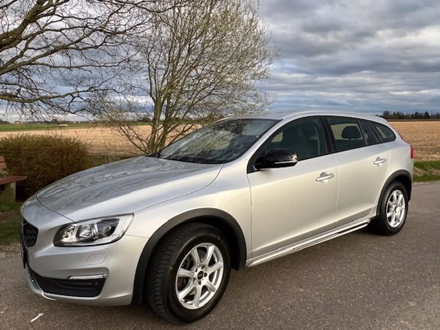 Volvo V60 Cross Country D4 AWD Geartronic Summum Argent - 1