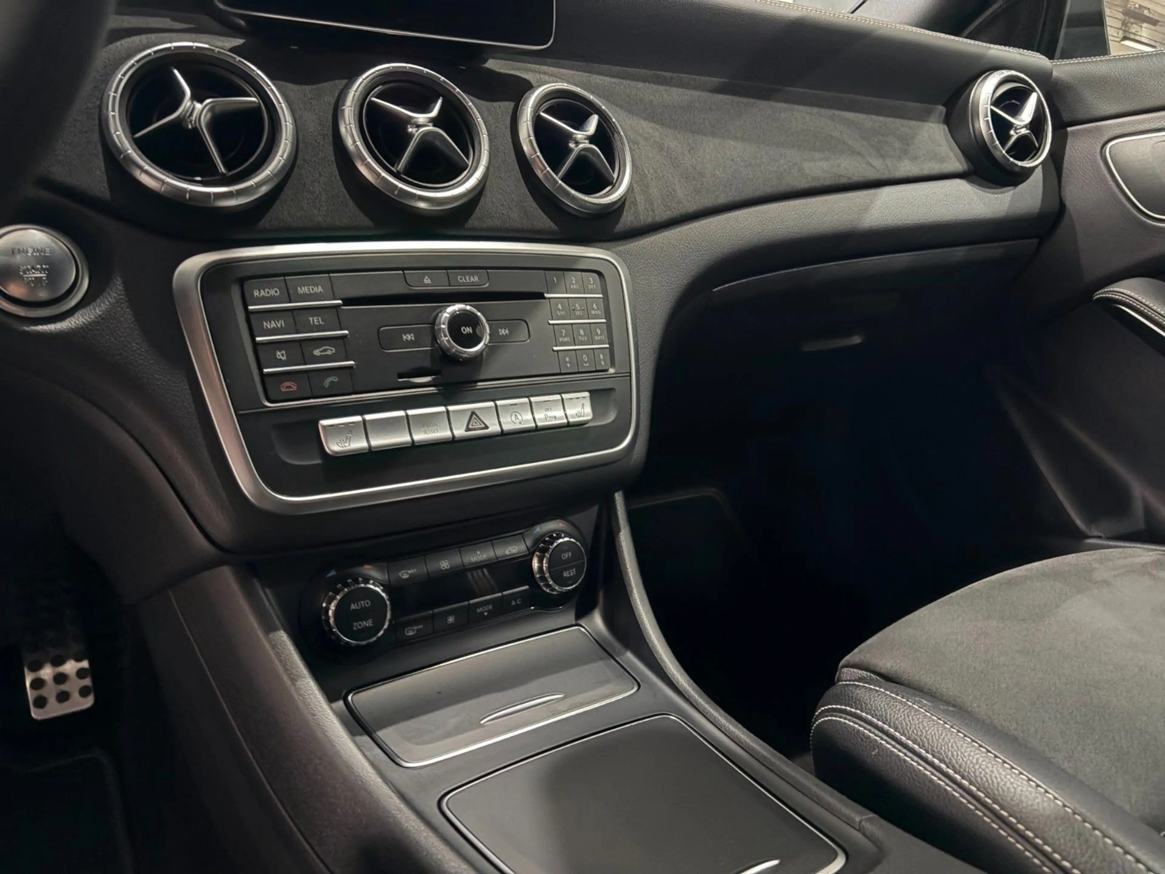 Mercedes-Benz CLA 180 AMG*EDITION*LED*Alcantara*Klimatronic* — photo 32