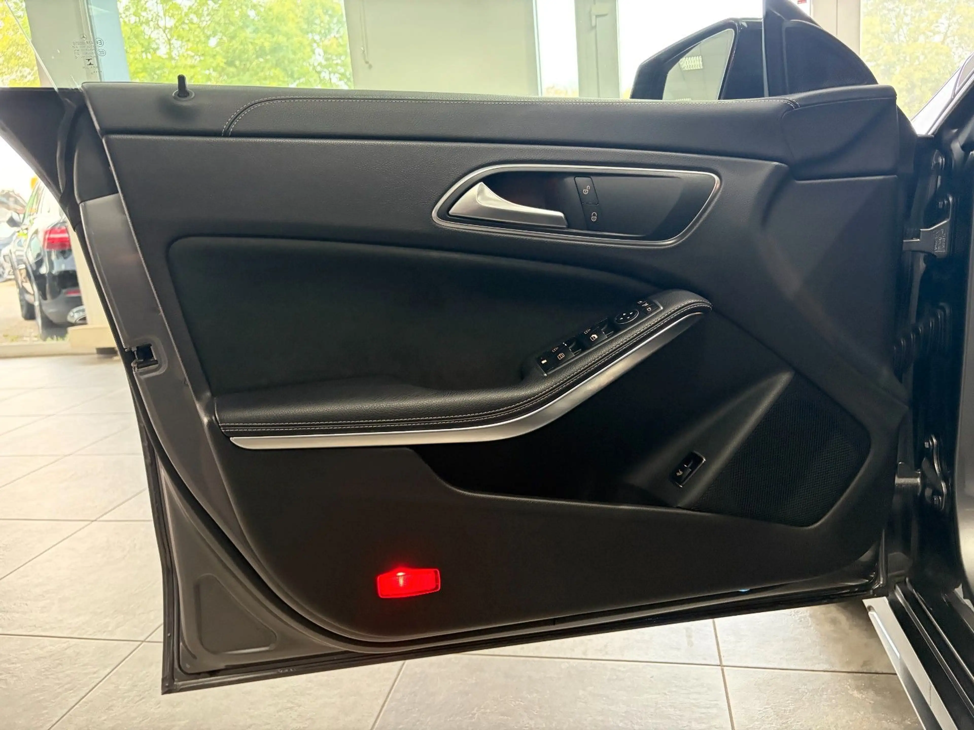 Mercedes-Benz CLA 180 AMG*EDITION*LED*Alcantara*Klimatronic* — photo 41