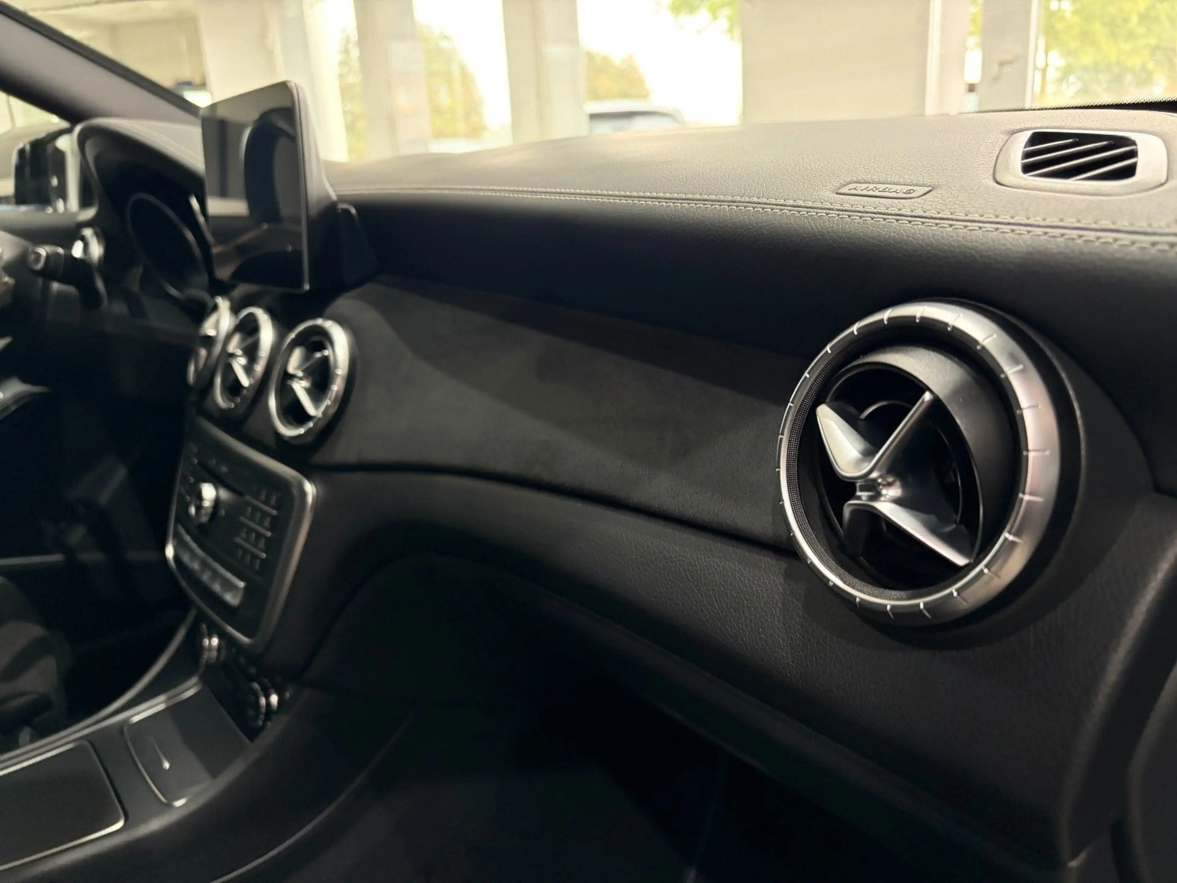 Mercedes-Benz CLA 180 AMG*EDITION*LED*Alcantara*Klimatronic* — photo 33