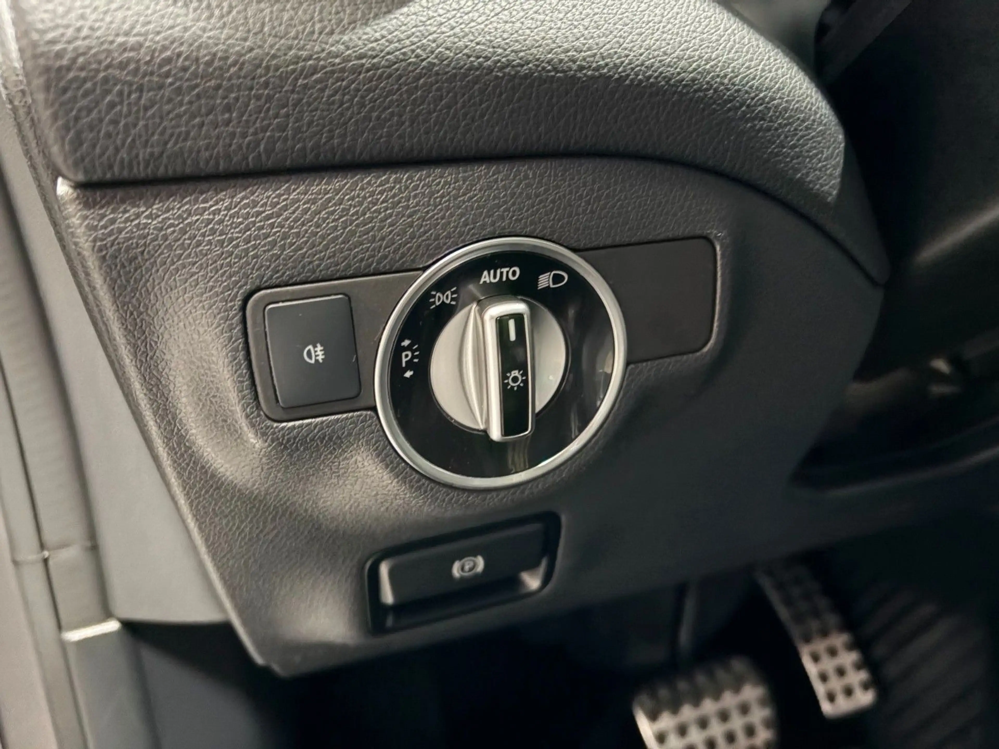Mercedes-Benz CLA 180 AMG*EDITION*LED*Alcantara*Klimatronic* — photo 42