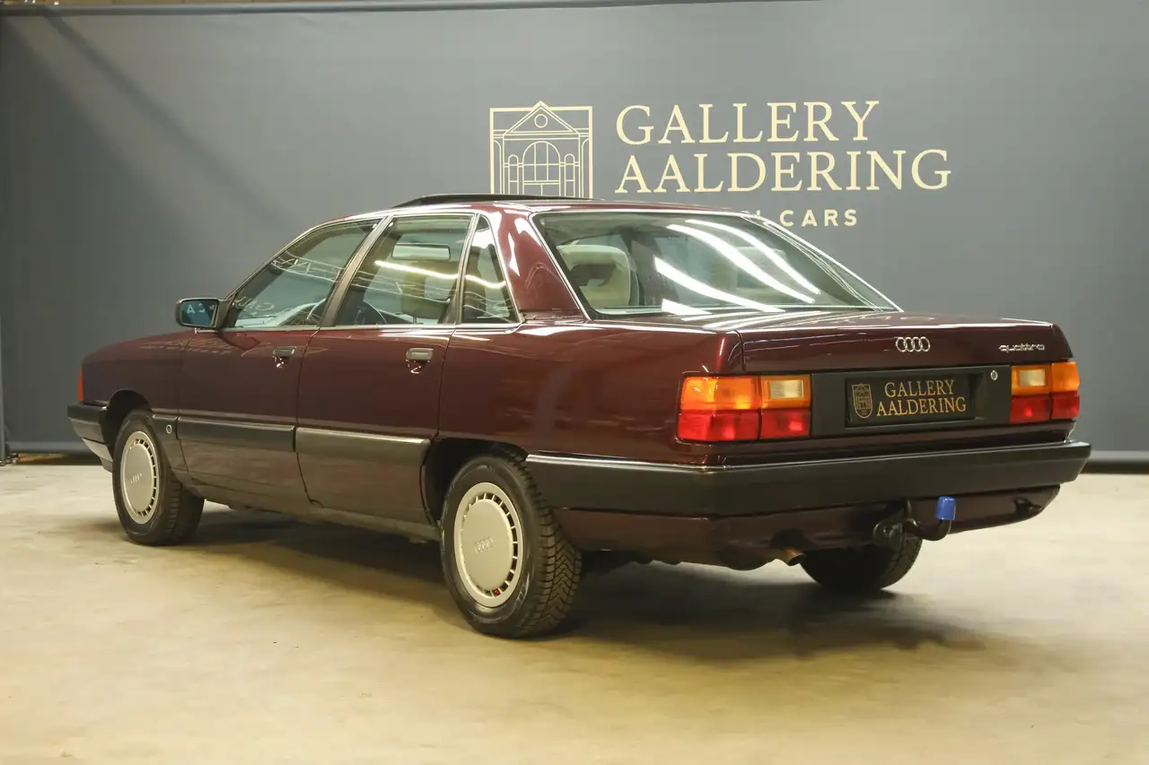 Audi 100 Quattro "The 5-Cylinder in Zyclamrot Metallic" Fro, foto 2
