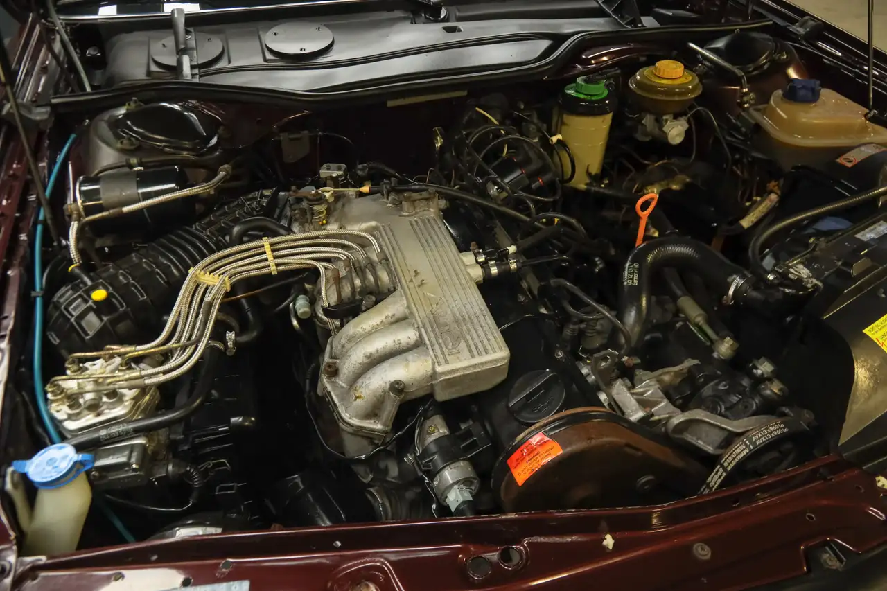 Audi 100 Quattro "The 5-Cylinder in Zyclamrot Metallic" Fro, foto 4