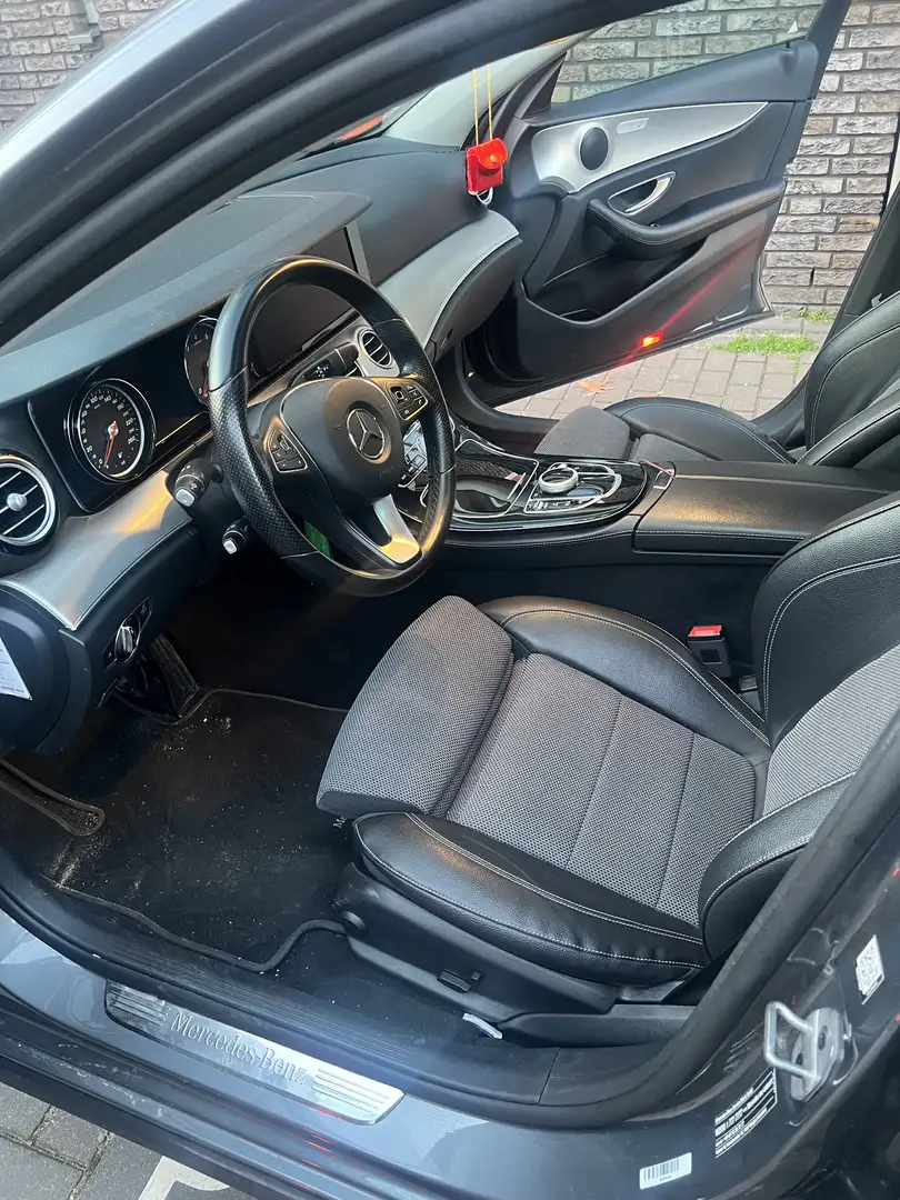 Mercedes-Benz E 250 Premium Plus Grijs - 2