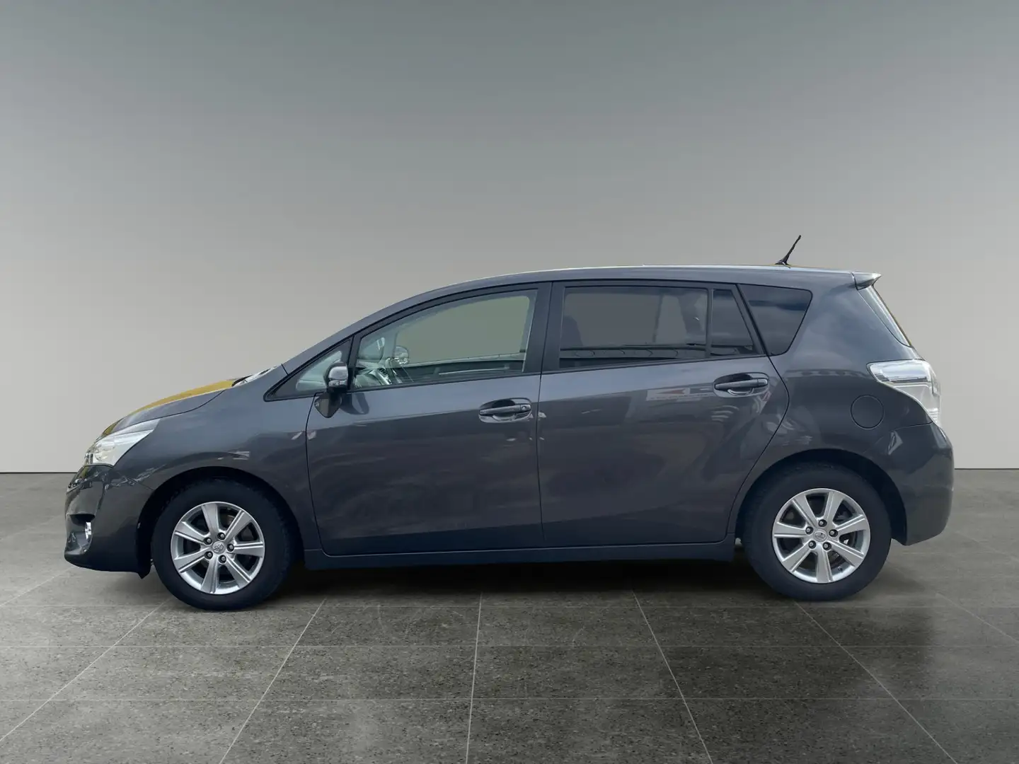 Toyota Verso 1,6 D-4D Active 8-fach bereift + Anhängerkupplung Schwarz - 2