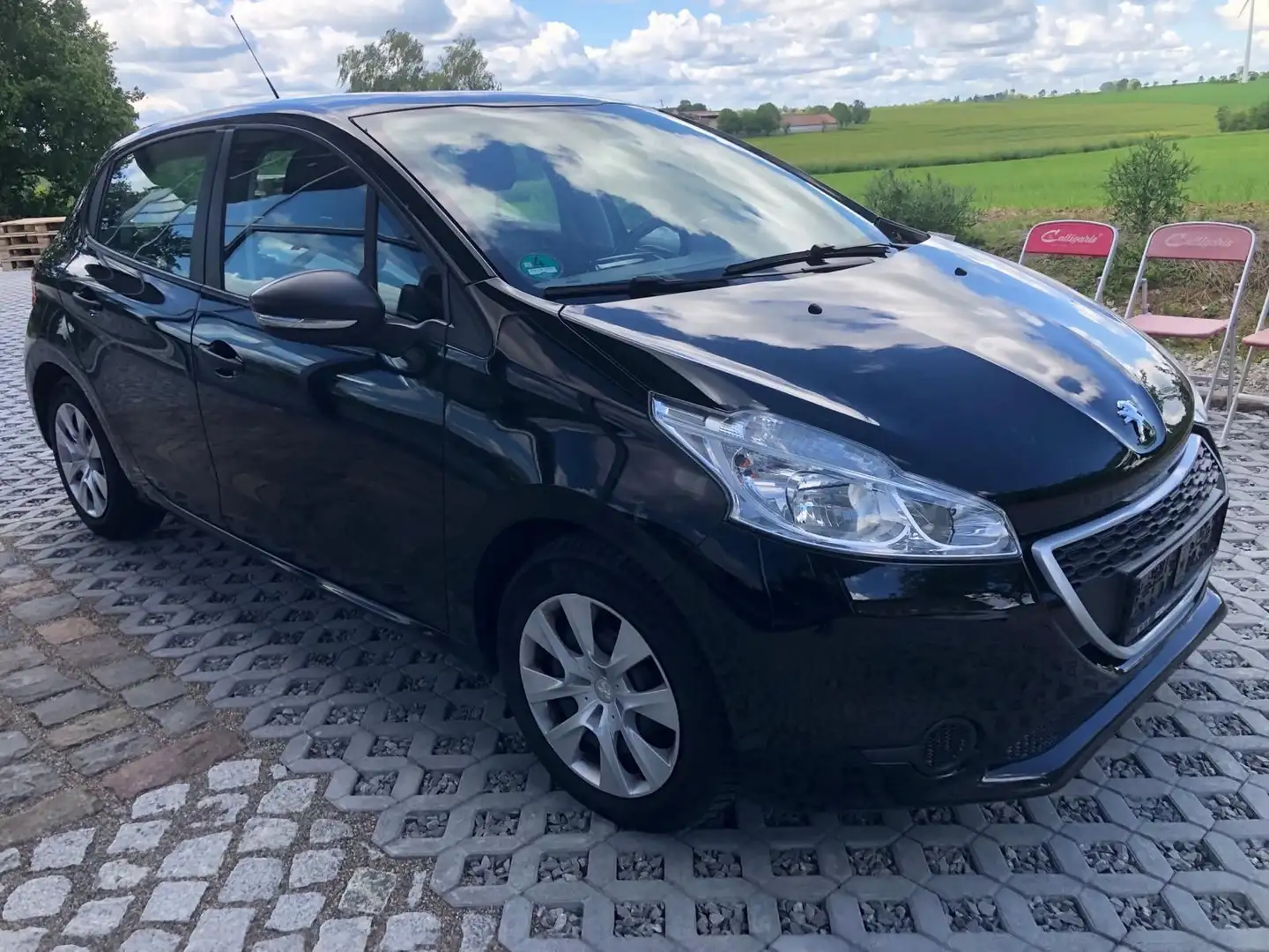 Peugeot 208 Access Schwarz - 2