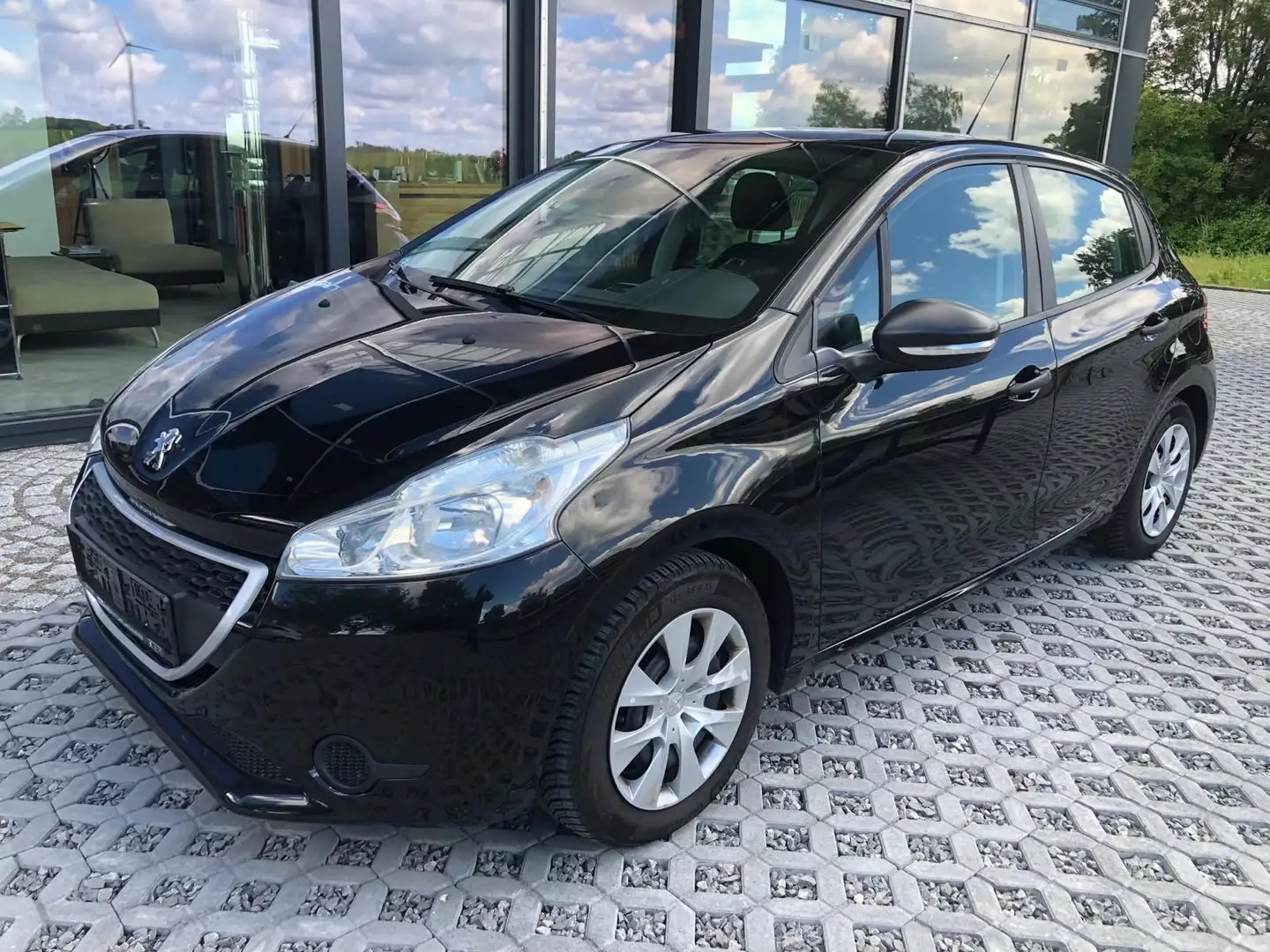 Peugeot 208 Access Schwarz - 1