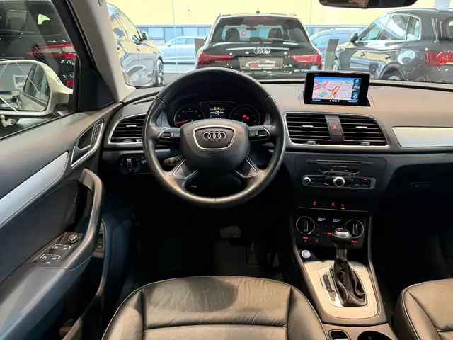 Audi Q3 view 10