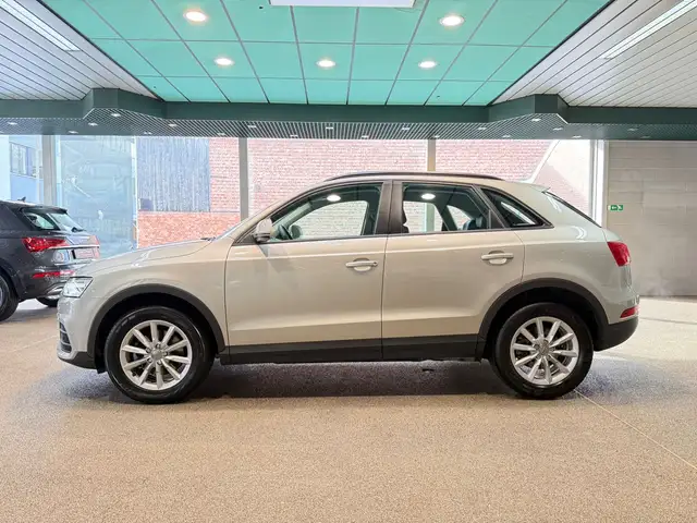 Audi Q3 view 8