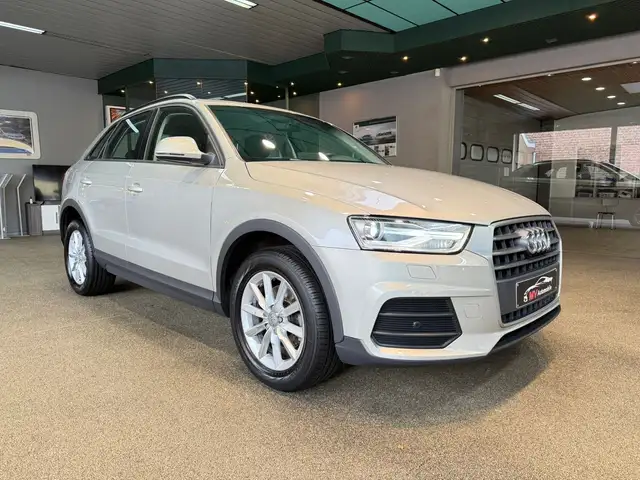 Audi Q3 view 3