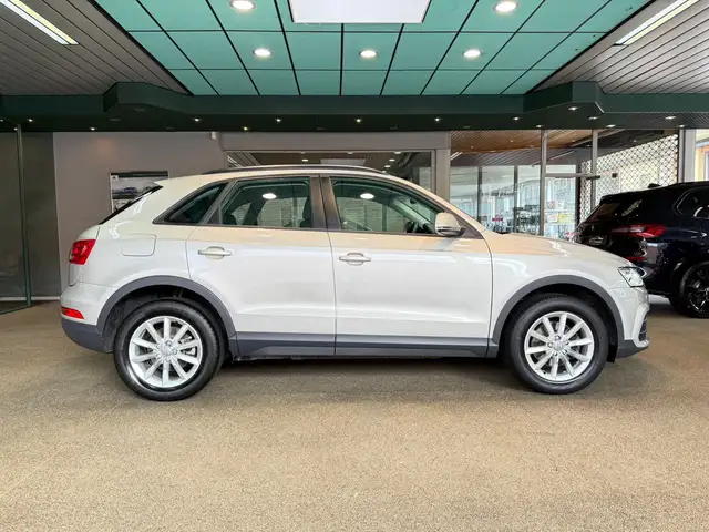 Audi Q3 view 7