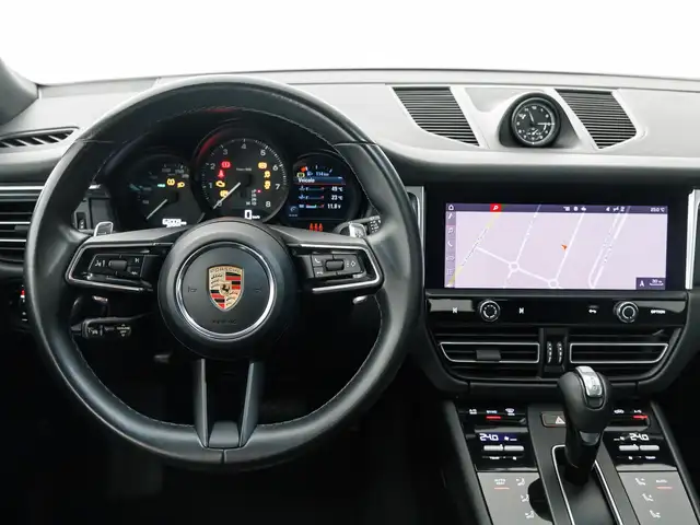 Porsche Macan view 8
