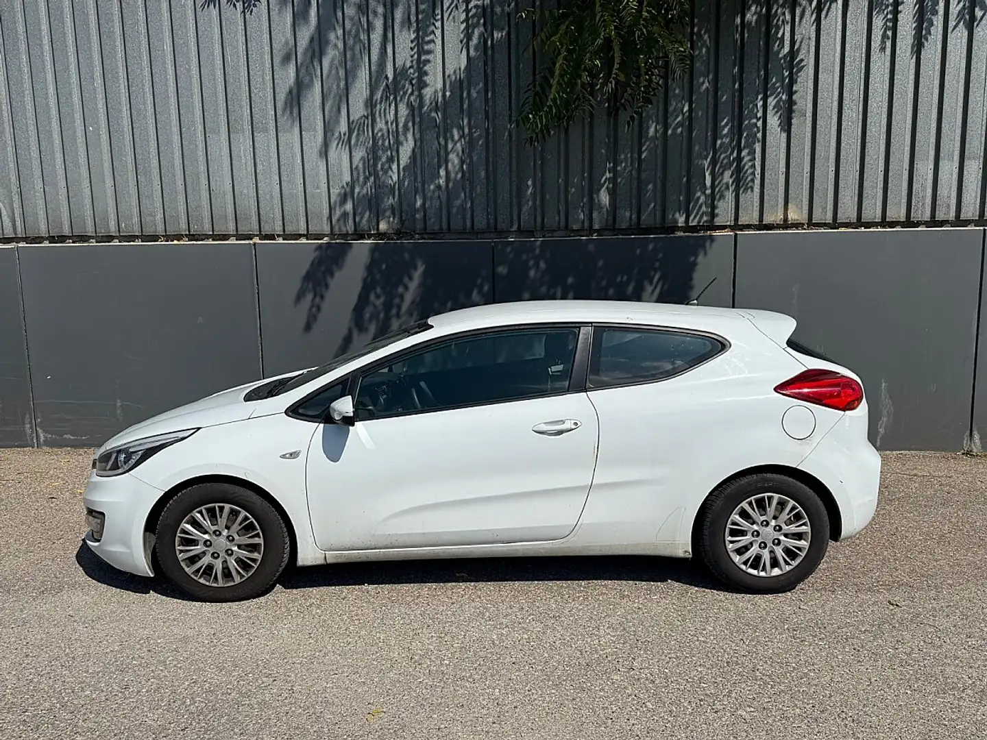 Kia ProCeed / pro_cee'd pro cee'd 1,6 CRDi Cool | PICKERL BIS 11/2026 I... Weiß - 2
