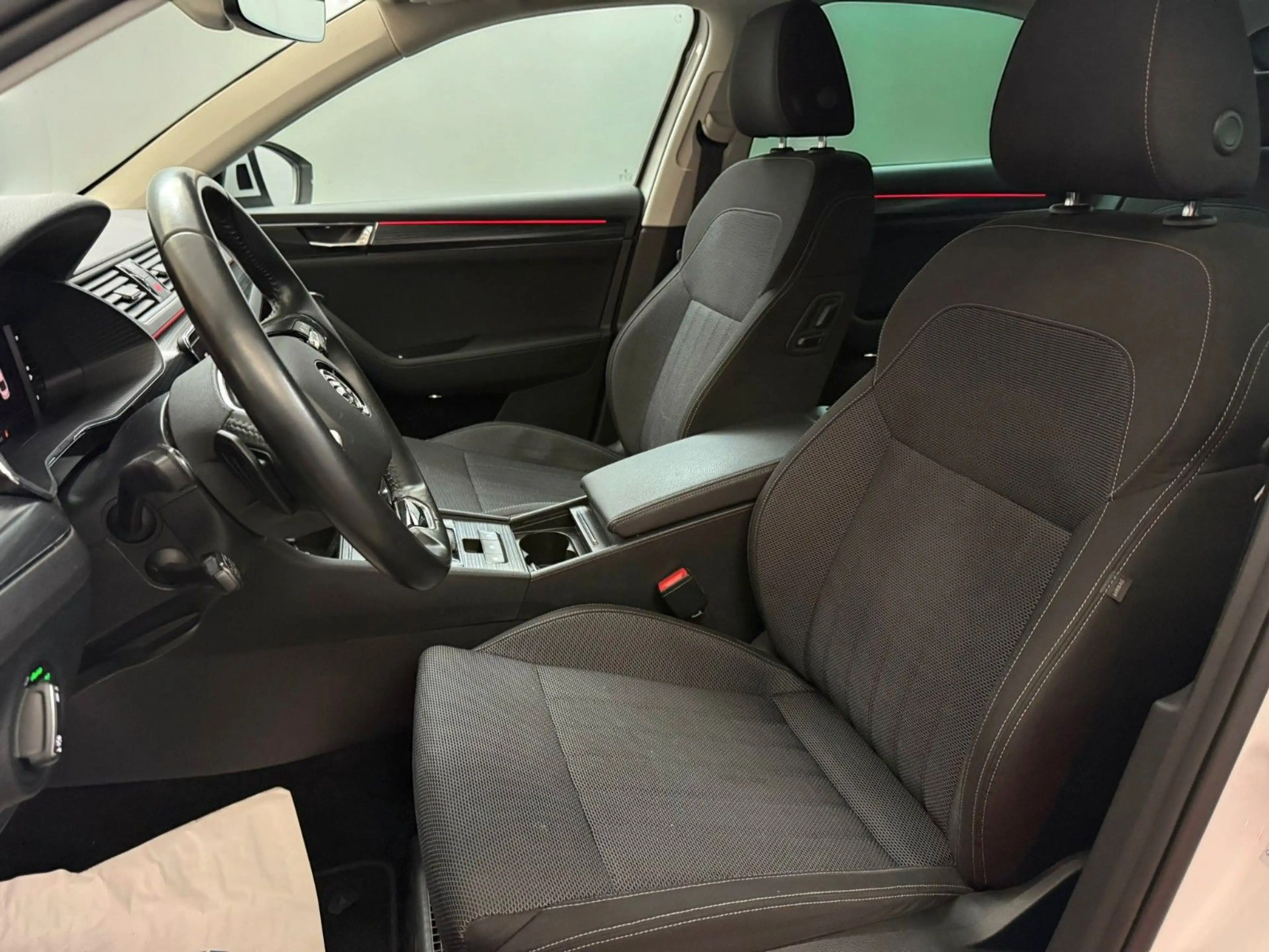 Skoda Superb Limo Style 4x4 DSG 147KW VIRTUAL*18Z*ACC — photo 12