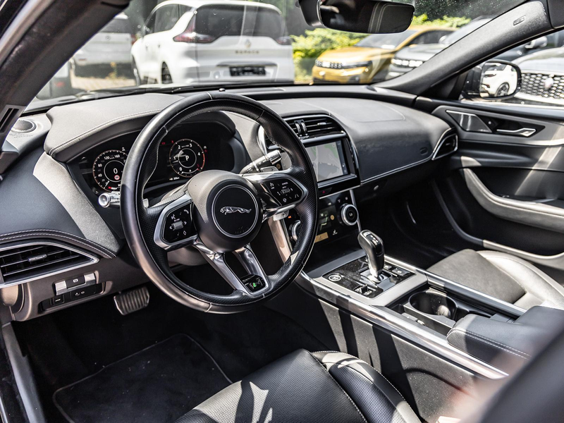 Jaguar XE D200 RWD R-Dynamic BLACK-PACK NAVI SHZ PDC — photo 13
