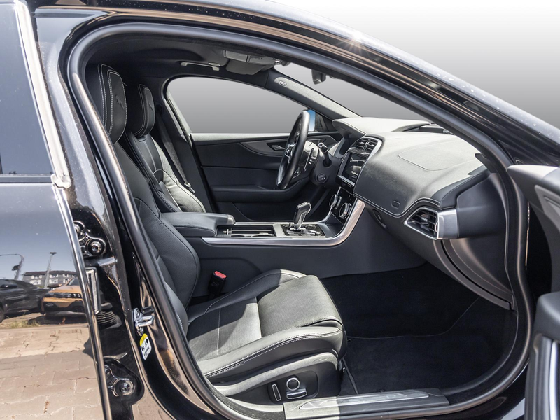 Jaguar XE D200 RWD R-Dynamic BLACK-PACK NAVI SHZ PDC — photo 4