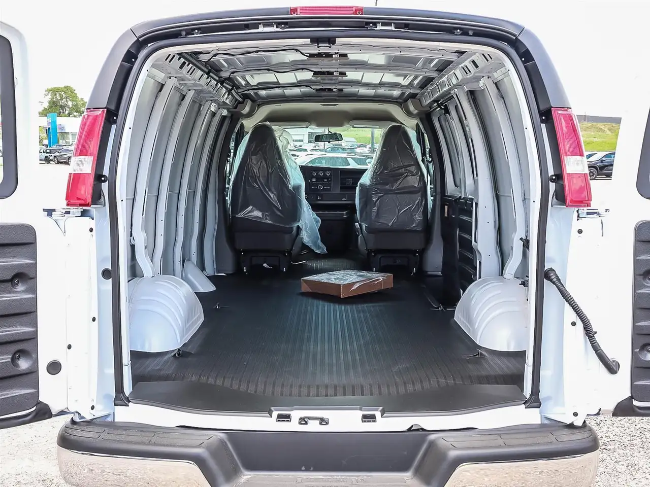 GMC Savana снимка GMC Savana
