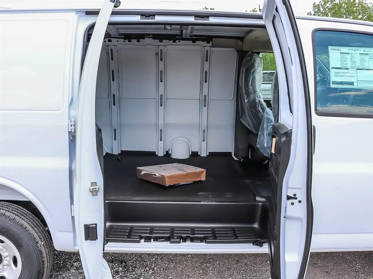 GMC Savana снимка GMC Savana
