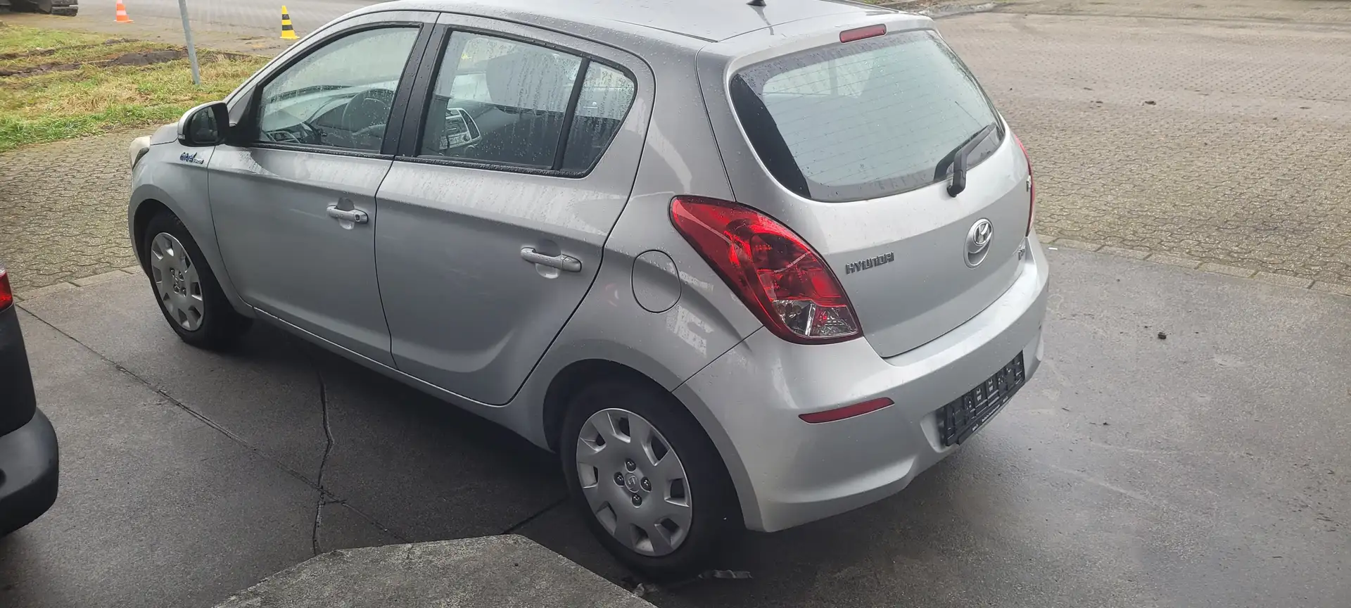 Hyundai i20 1.1 CRDi Silber - 2