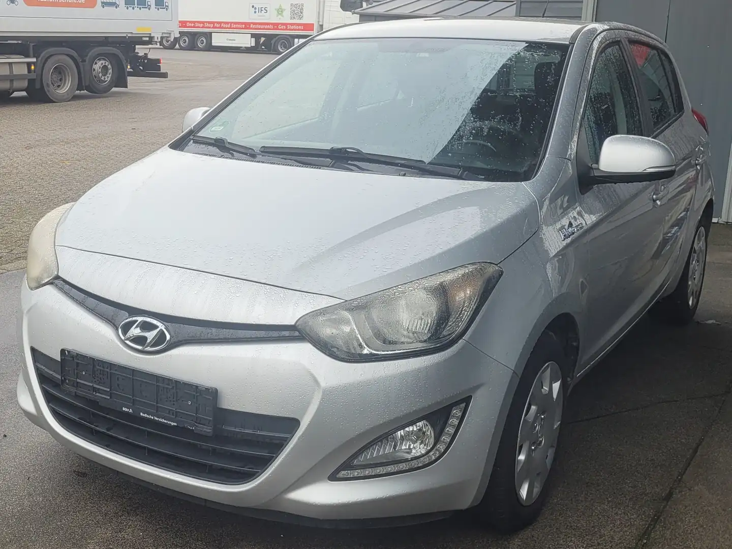 Hyundai i20 1.1 CRDi Silber - 1