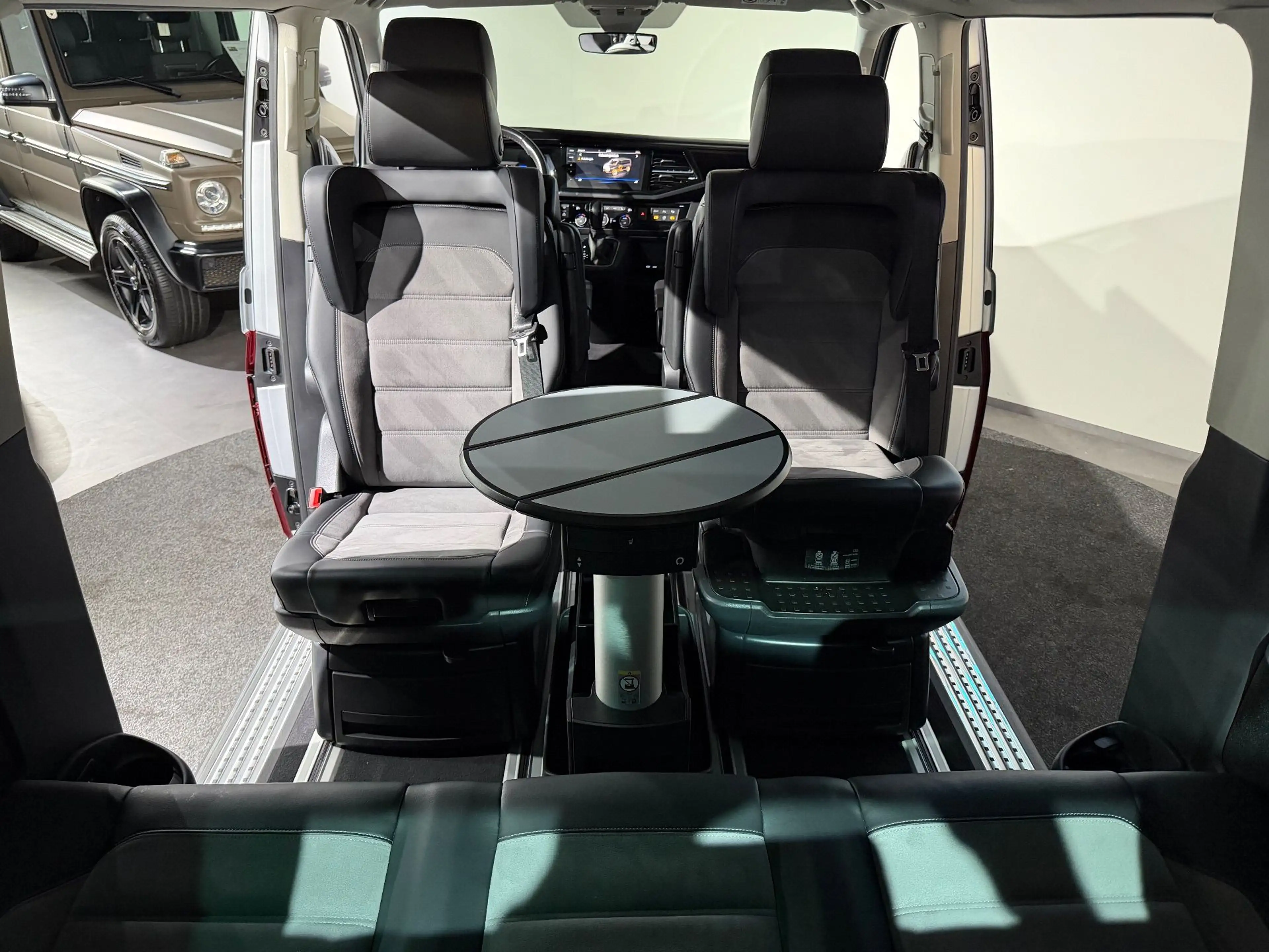 Volkswagen T6.1 Multivan T6.1 2.0 TDI 4Motion Multivan Cruise / TueTone La — photo 33