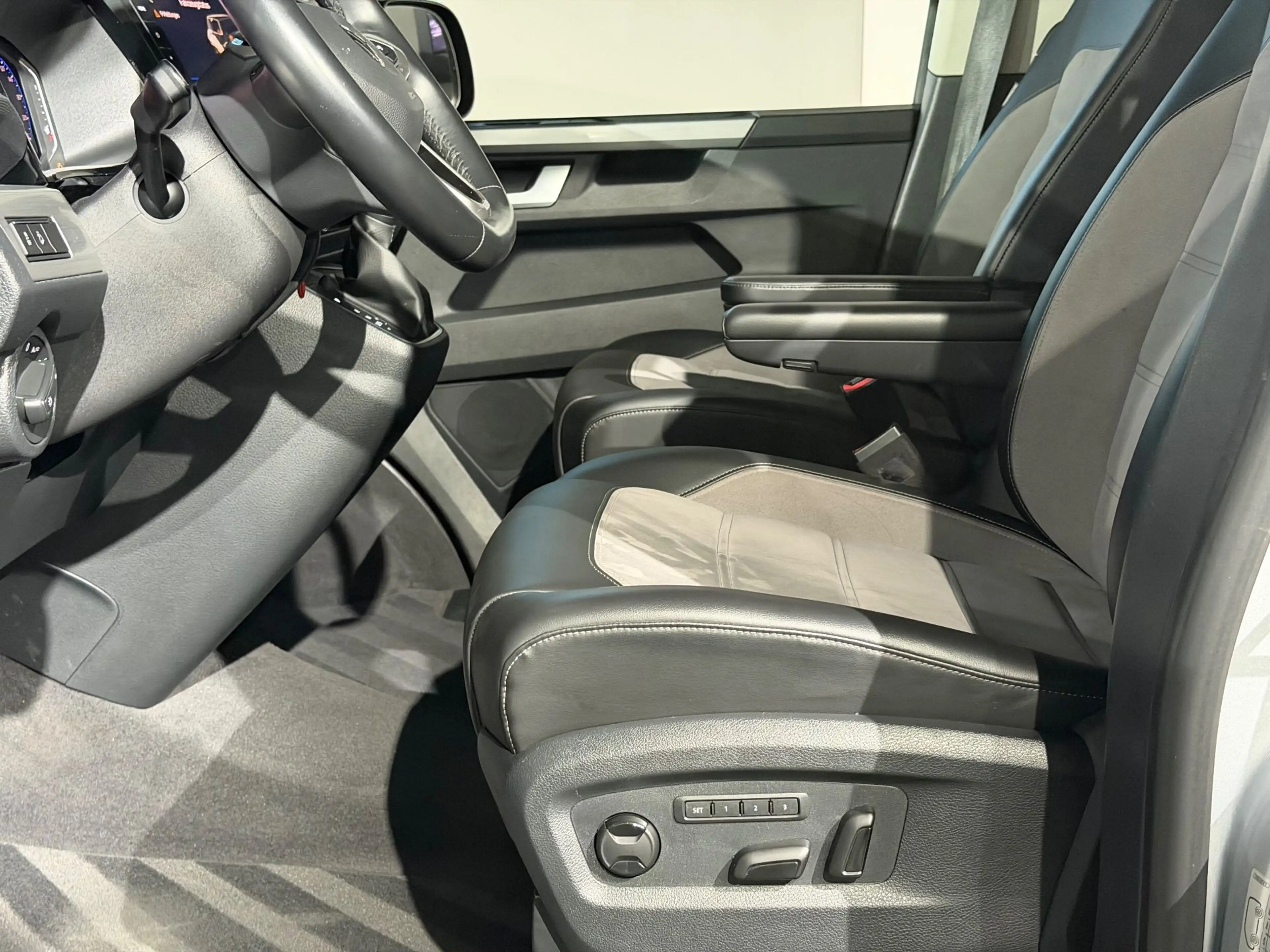 Volkswagen T6.1 Multivan T6.1 2.0 TDI 4Motion Multivan Cruise / TueTone La — photo 42
