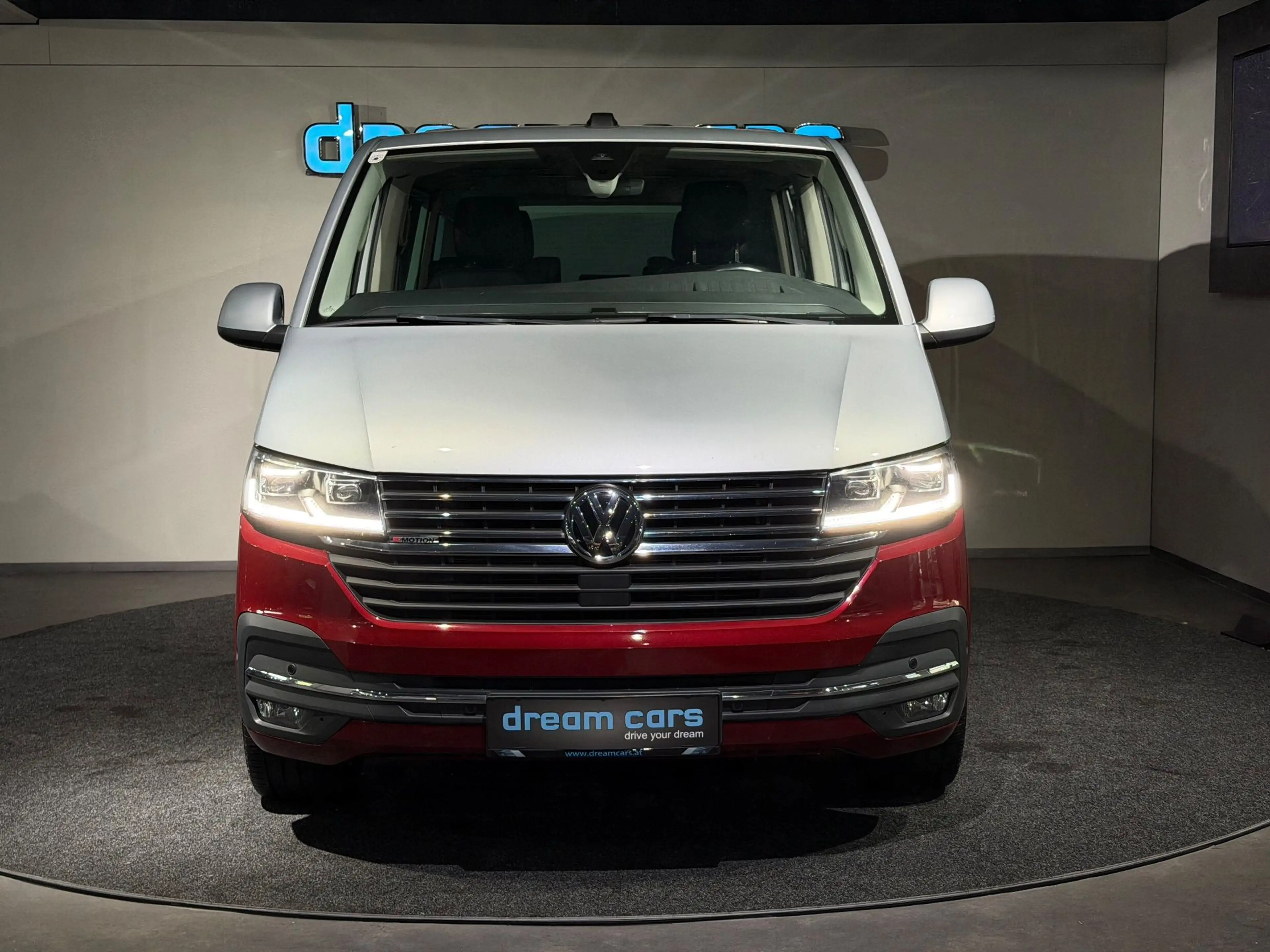 Volkswagen T6.1 Multivan T6.1 2.0 TDI 4Motion Multivan Cruise / TueTone La — photo 23