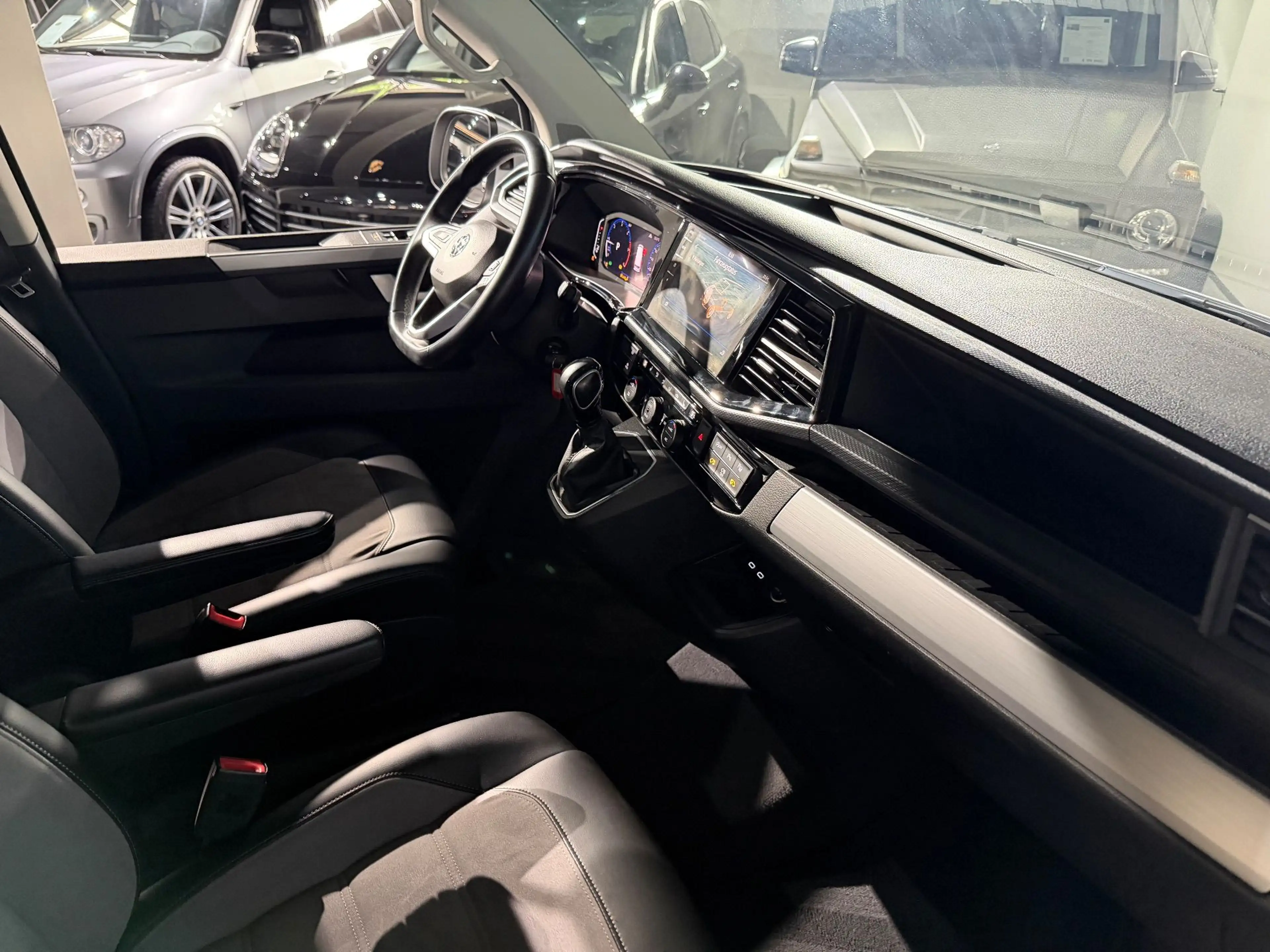 Volkswagen T6.1 Multivan T6.1 2.0 TDI 4Motion Multivan Cruise / TueTone La — photo 45