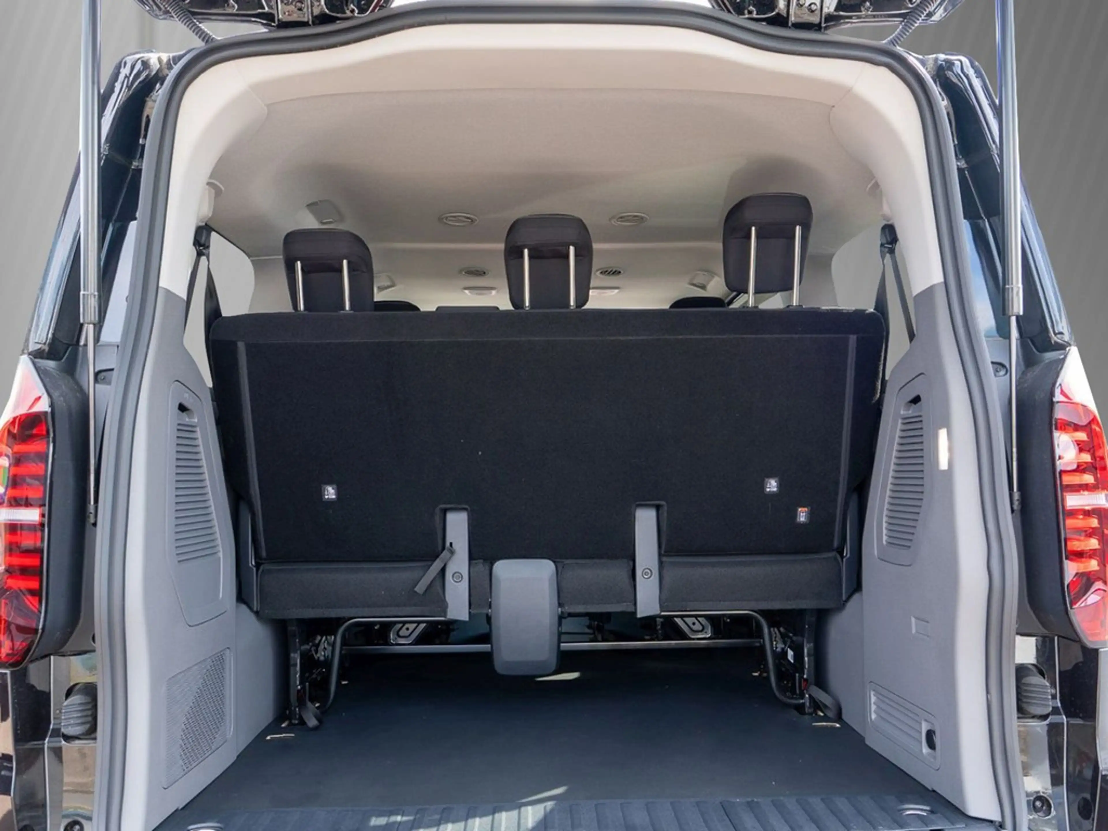 Volkswagen T7 Caravelle 2.0 TDI DSG IQ Light, Rear-View — photo 6