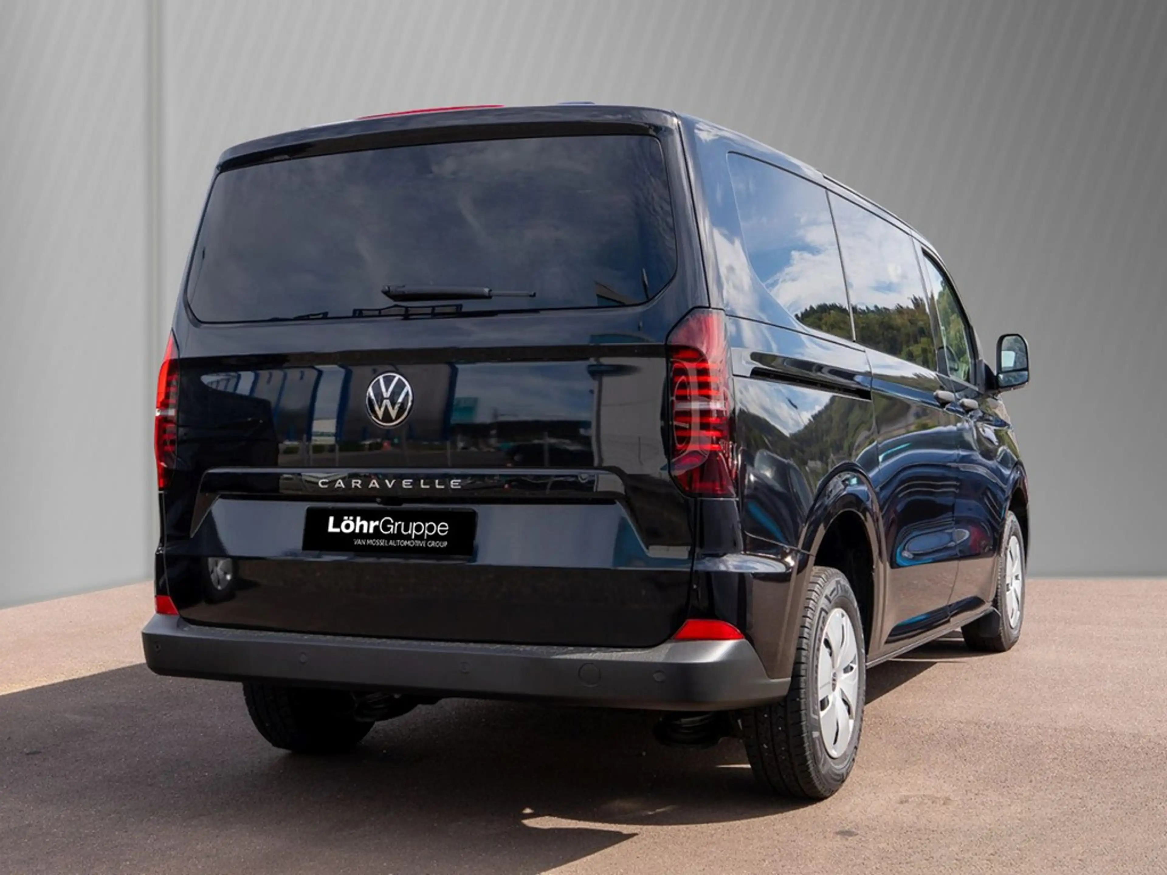 Volkswagen T7 Caravelle 2.0 TDI DSG IQ Light, Rear-View — photo 4