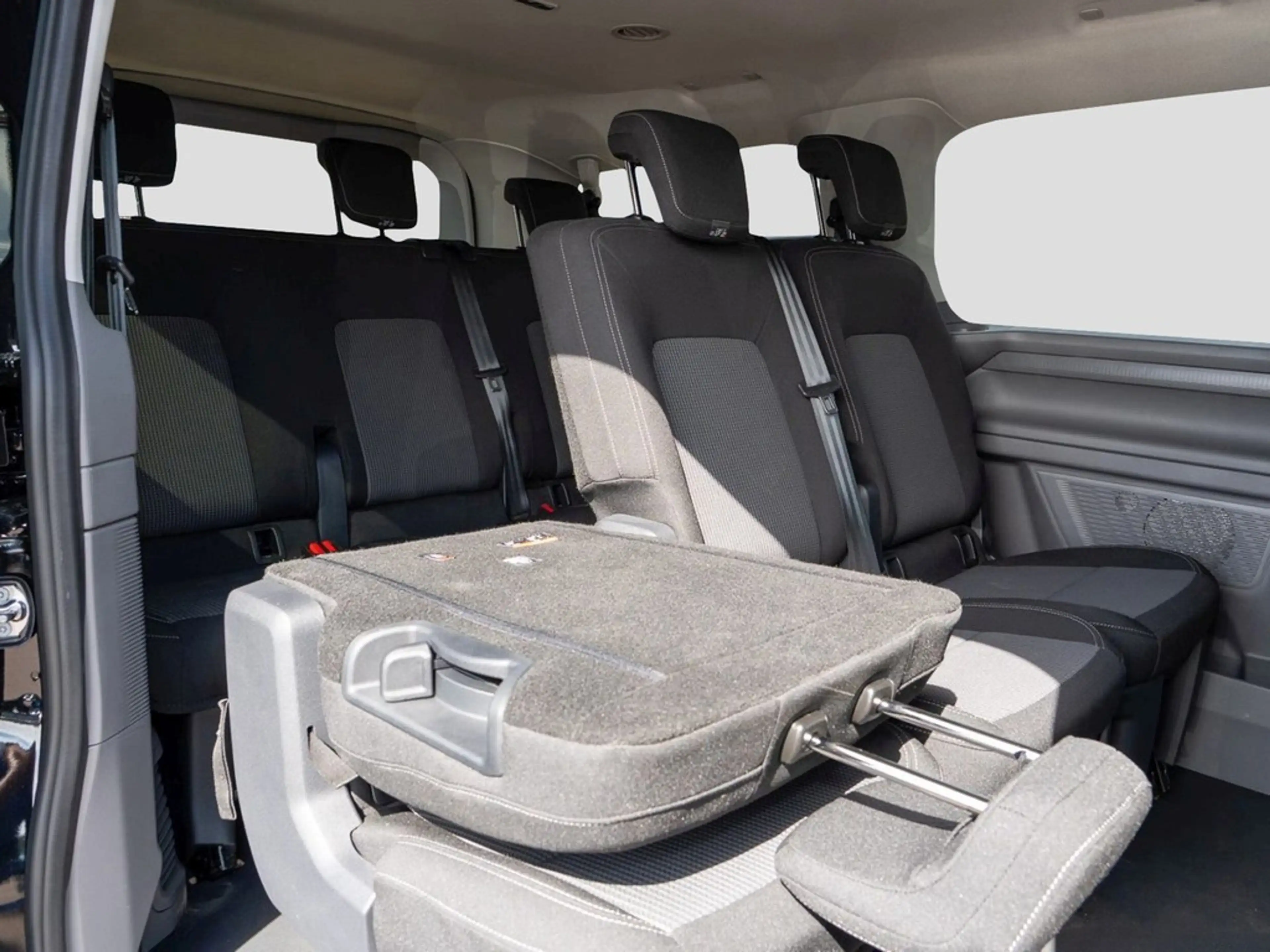 Volkswagen T7 Caravelle 2.0 TDI DSG IQ Light, Rear-View — photo 10
