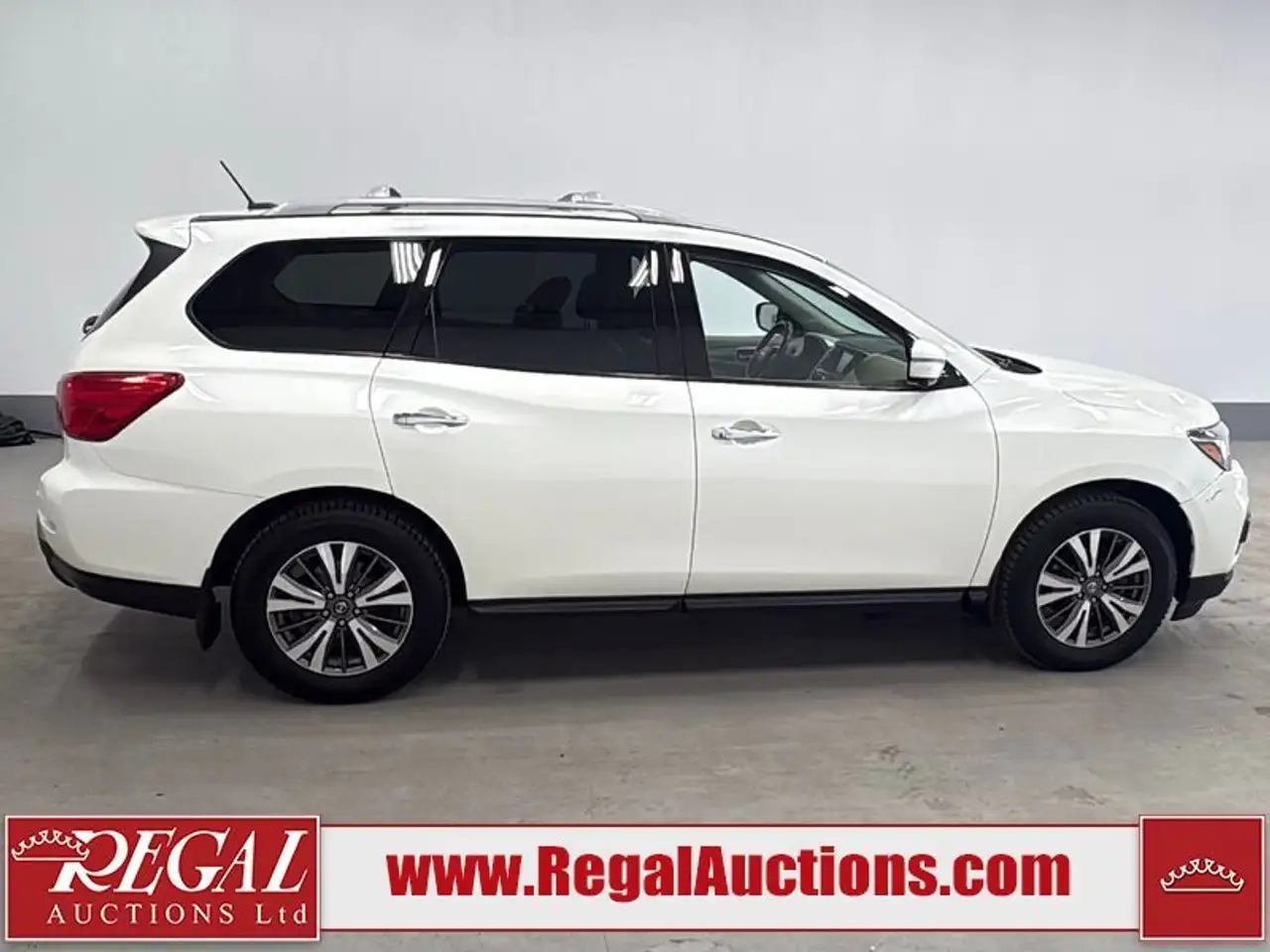 Nissan Pathfinder снимка Nissan Pathfinder