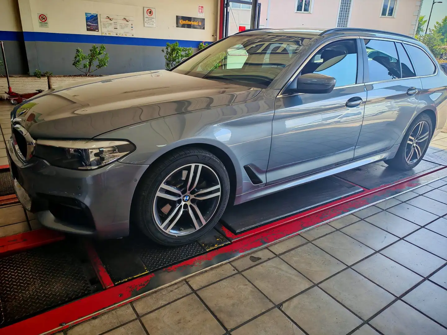 BMW 520 xDrive Touring Msport Argento - 2