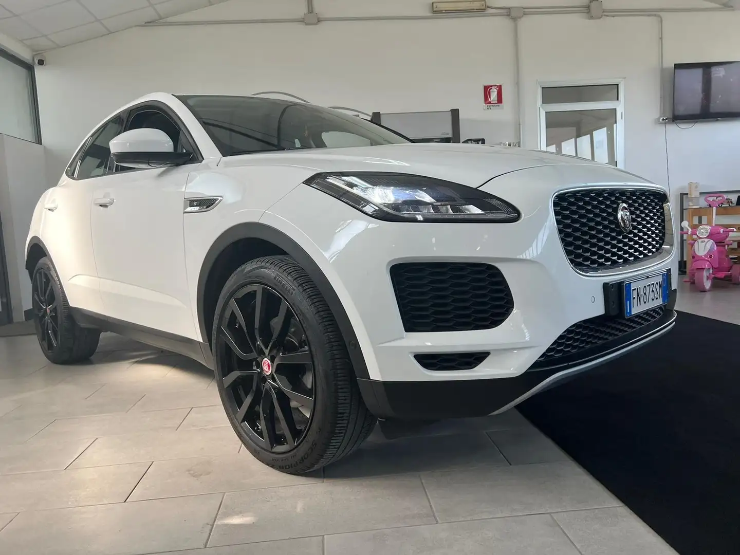 Jaguar E-Pace E-Pace 2.0d i4 R-Dynamic awd 150cv Bianco - 1