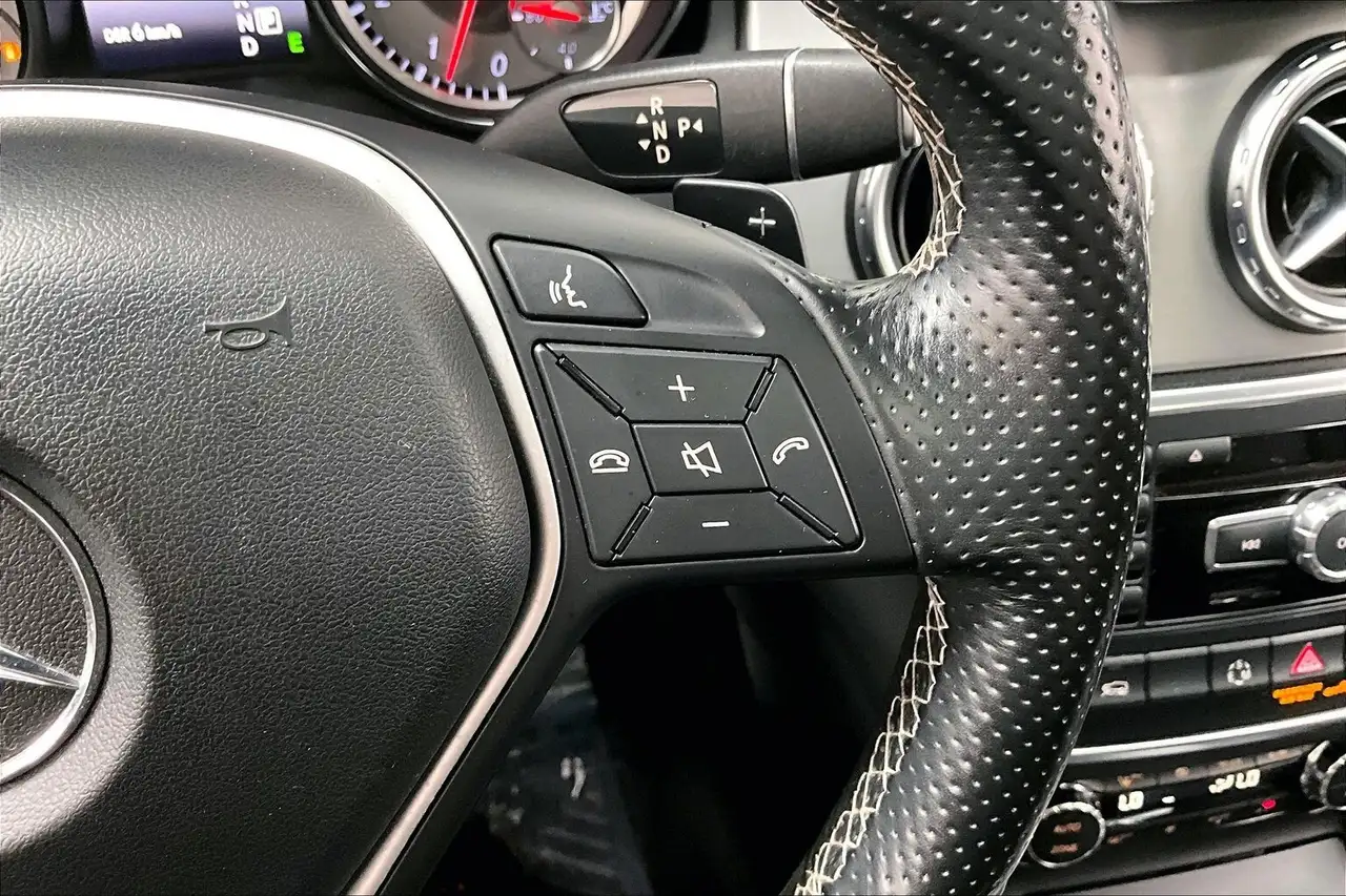Mercedes-Benz GLA снимка Mercedes-Benz GLA