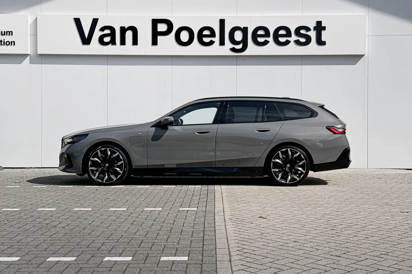 BMW 530 5 Serie Touring 530e M Sport Edition | M Sport Pro Grijs - 2