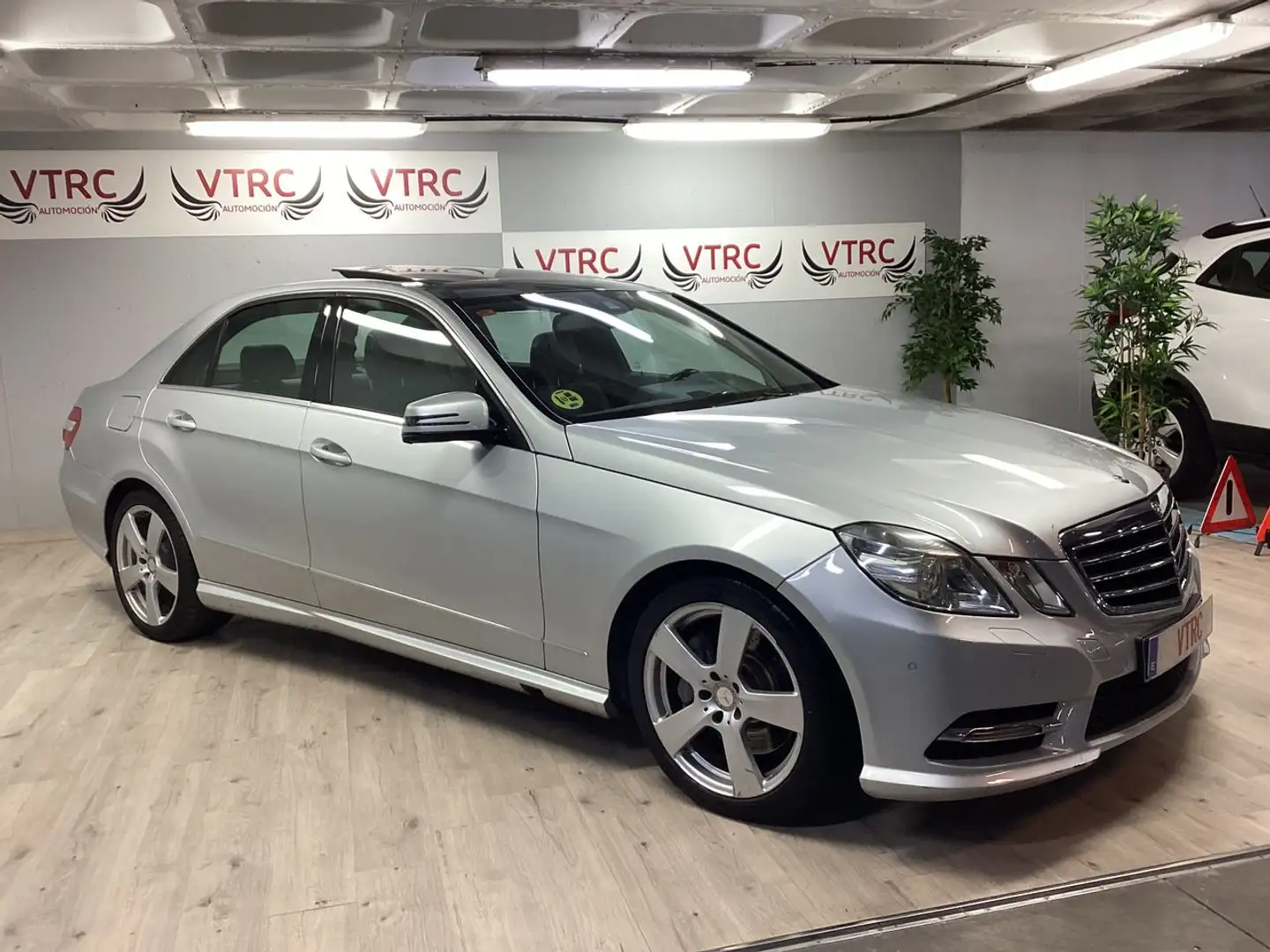 Mercedes-Benz E 350 BT Avantgarde 7G Plus Plateado - 2