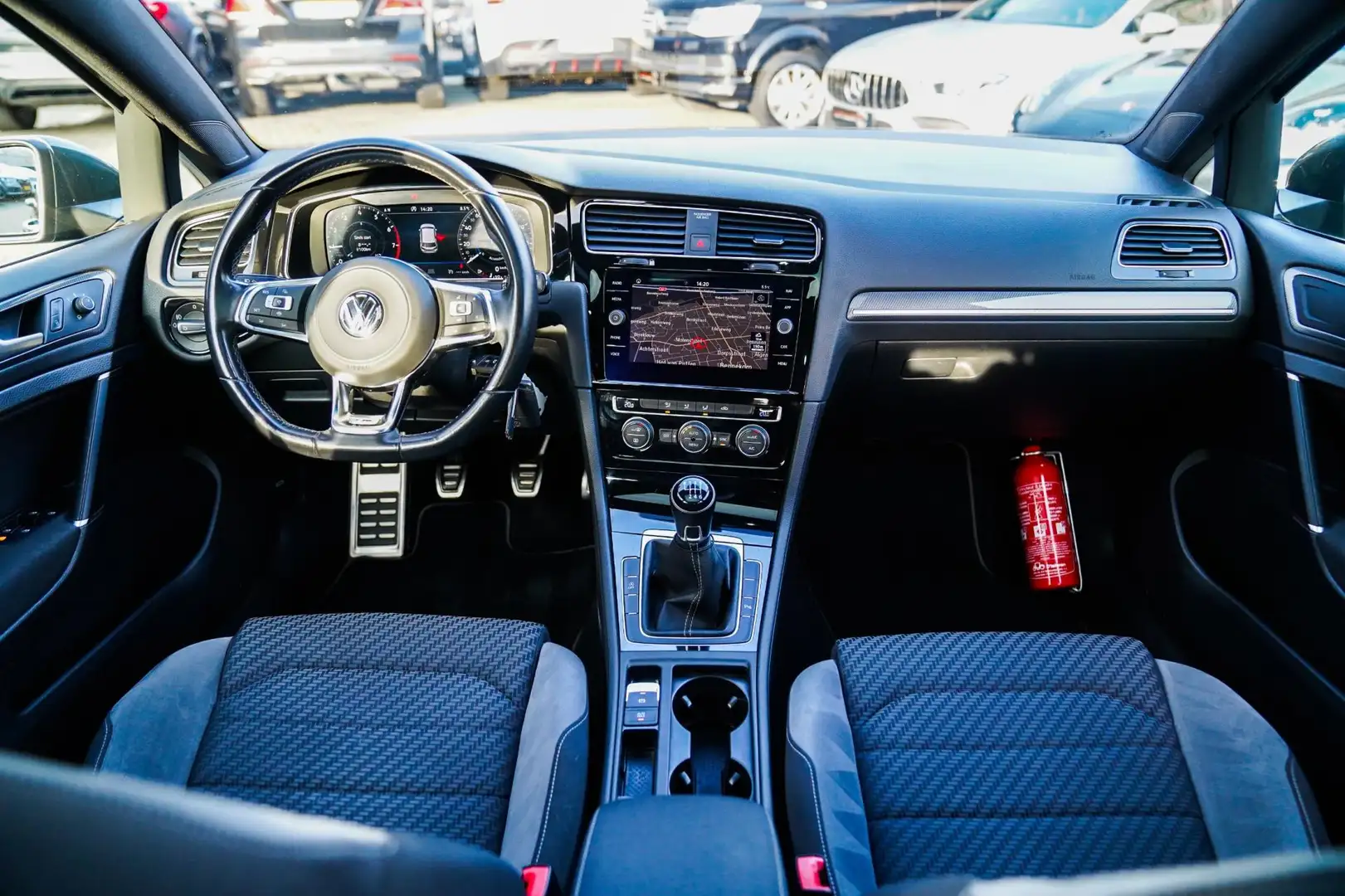 Volkswagen Golf 1.0 TSI Highline | R-line | Achteruitrijcamera | P Grijs - 2