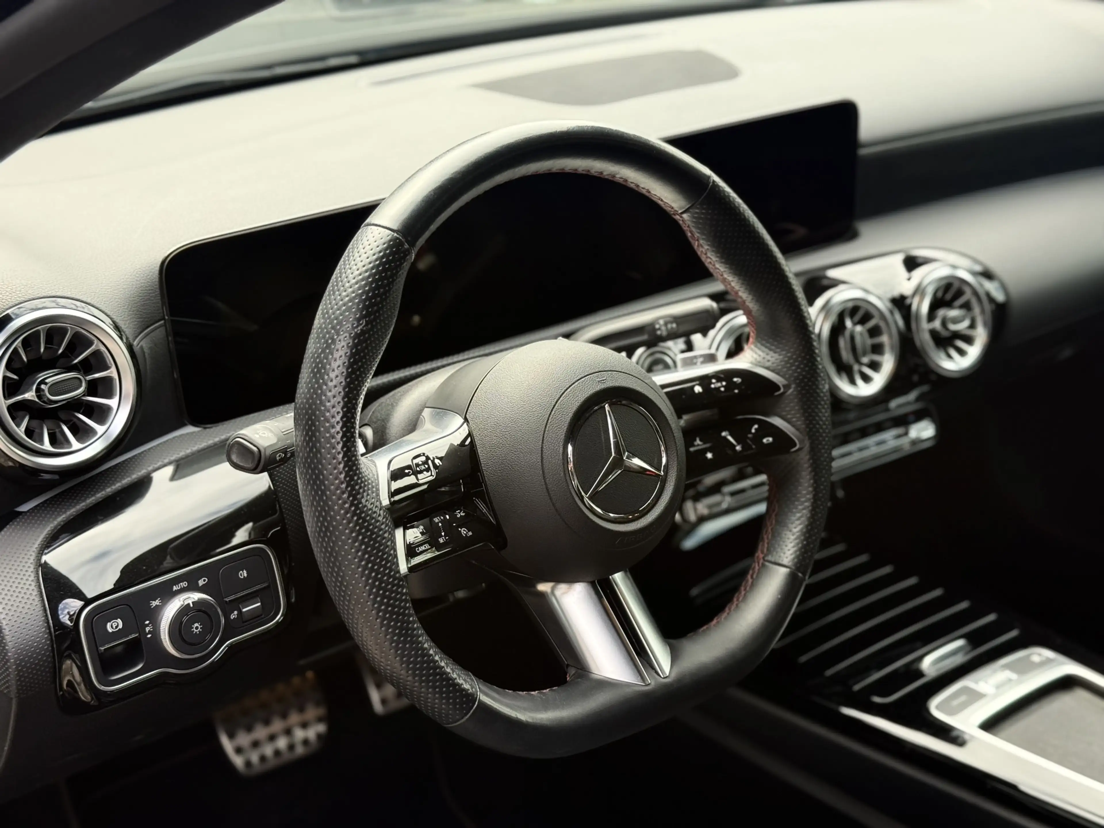 Mercedes-Benz A 200 AMG Line — photo 13