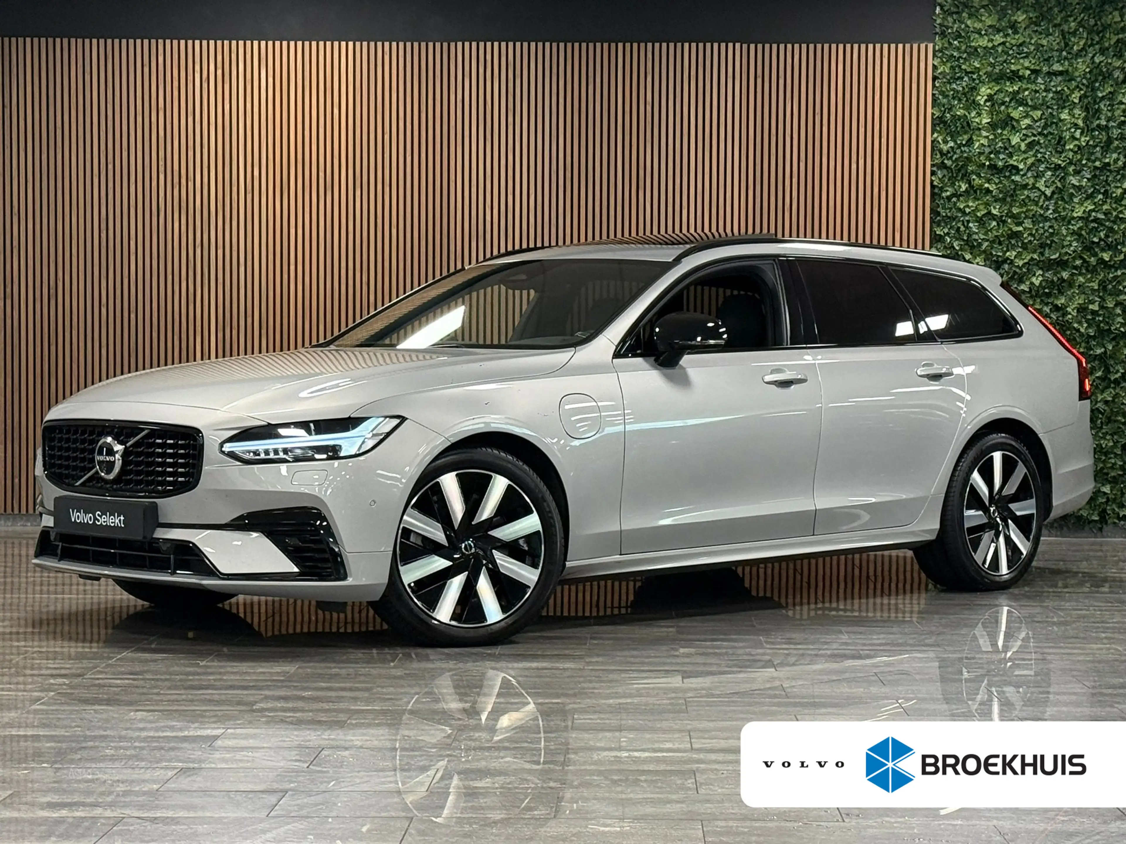 Volvo V90 T6 AWD Recharge Ultra Ultimate Dark | Bowers & Wil