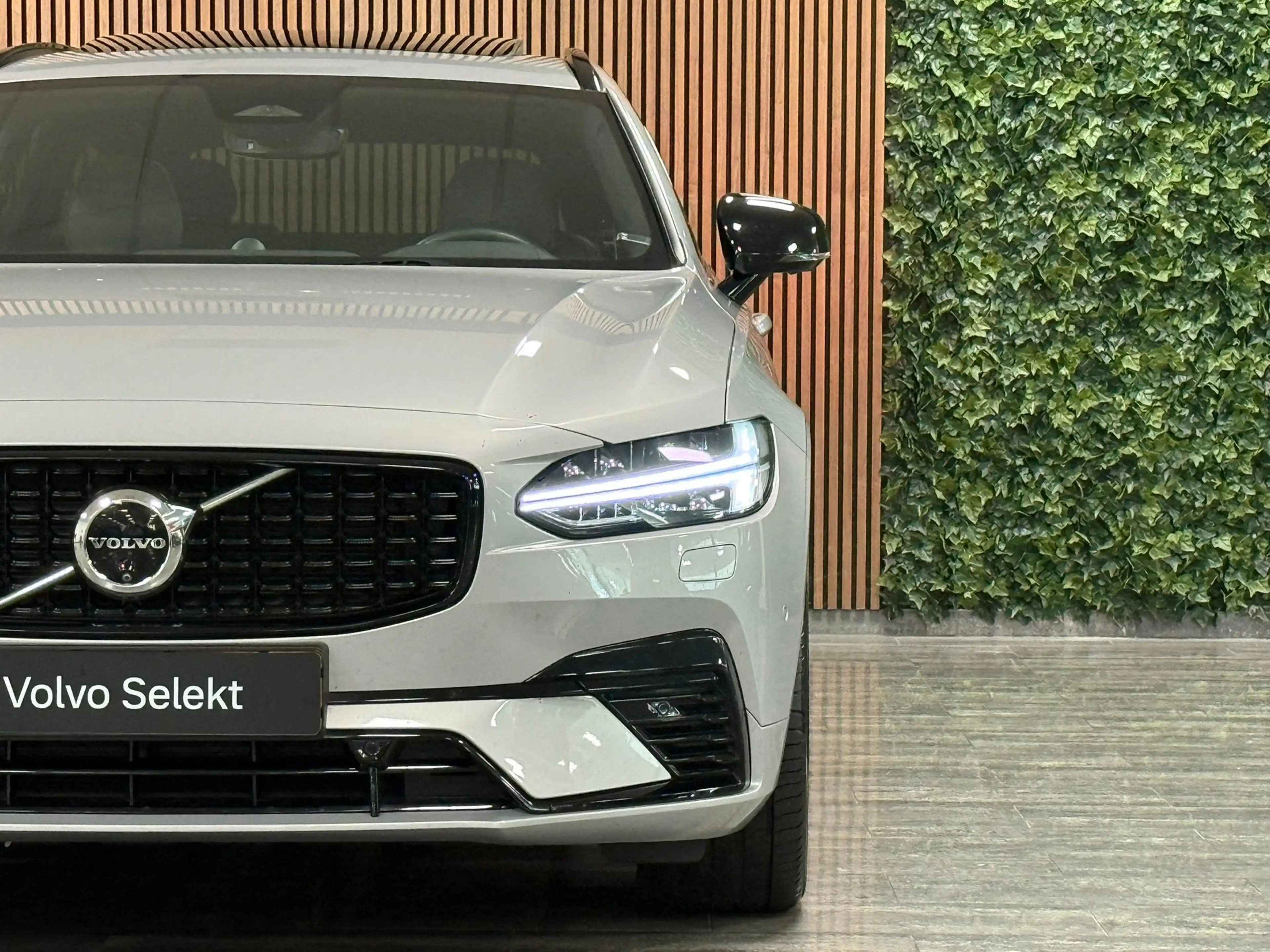 Volvo V90 T6 AWD Recharge Ultra Ultimate Dark | Bowers & Wil — photo 11