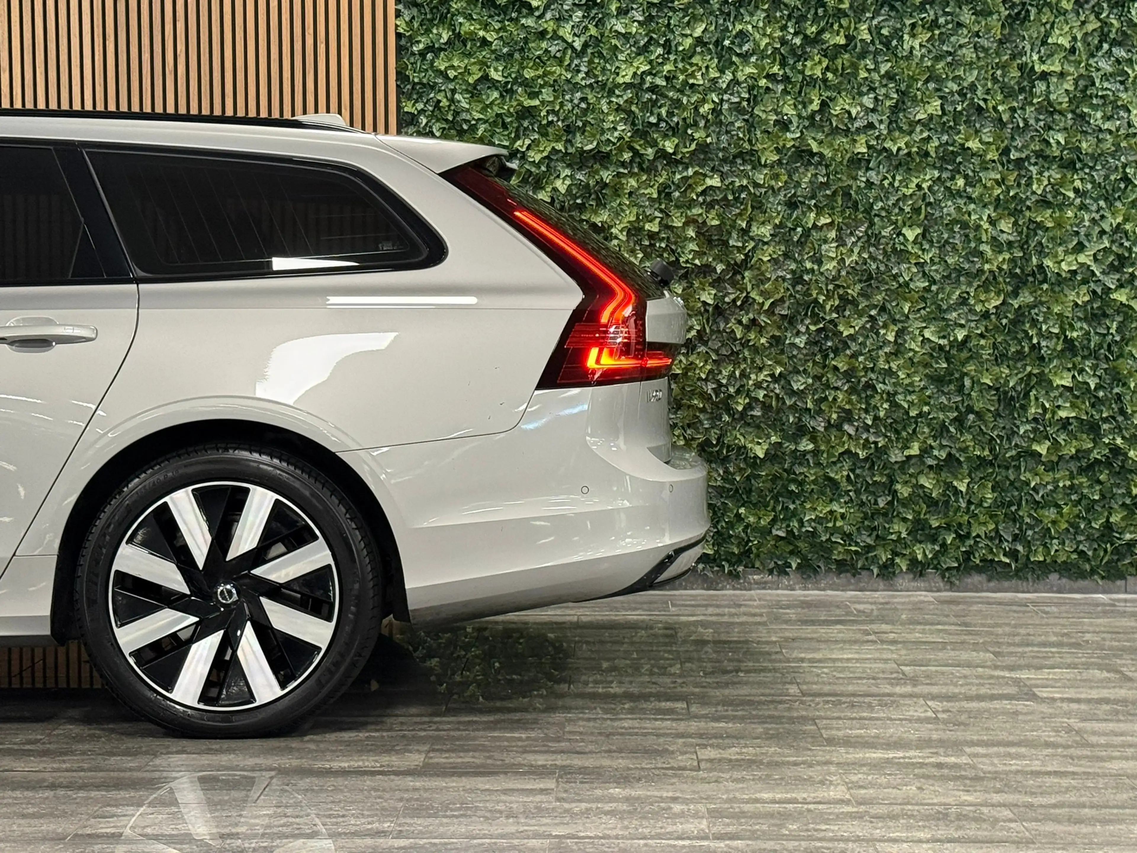 Volvo V90 T6 AWD Recharge Ultra Ultimate Dark | Bowers & Wil — photo 7