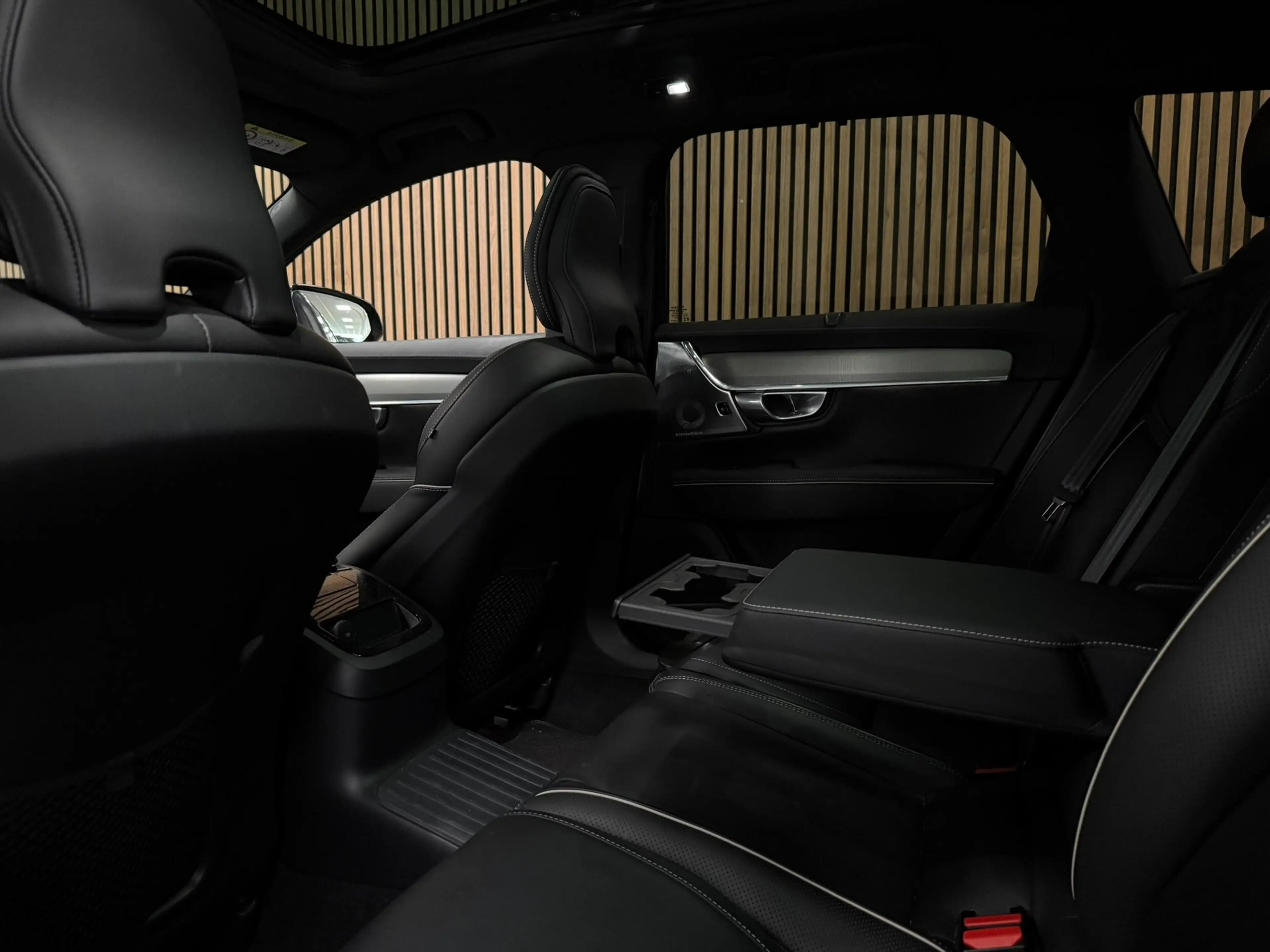 Volvo V90 T6 AWD Recharge Ultra Ultimate Dark | Bowers & Wil — photo 16