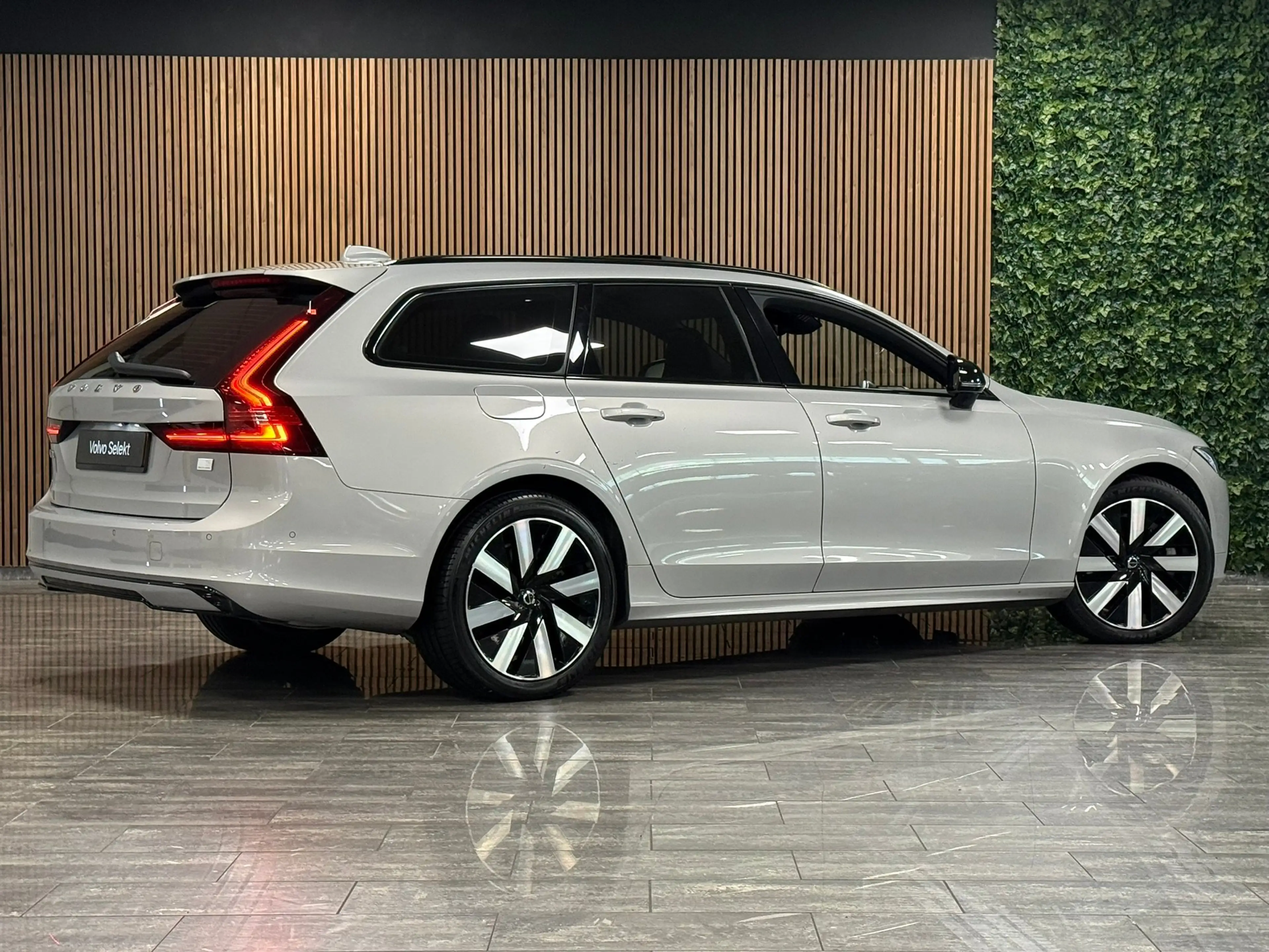 Volvo V90 T6 AWD Recharge Ultra Ultimate Dark | Bowers & Wil — photo 3