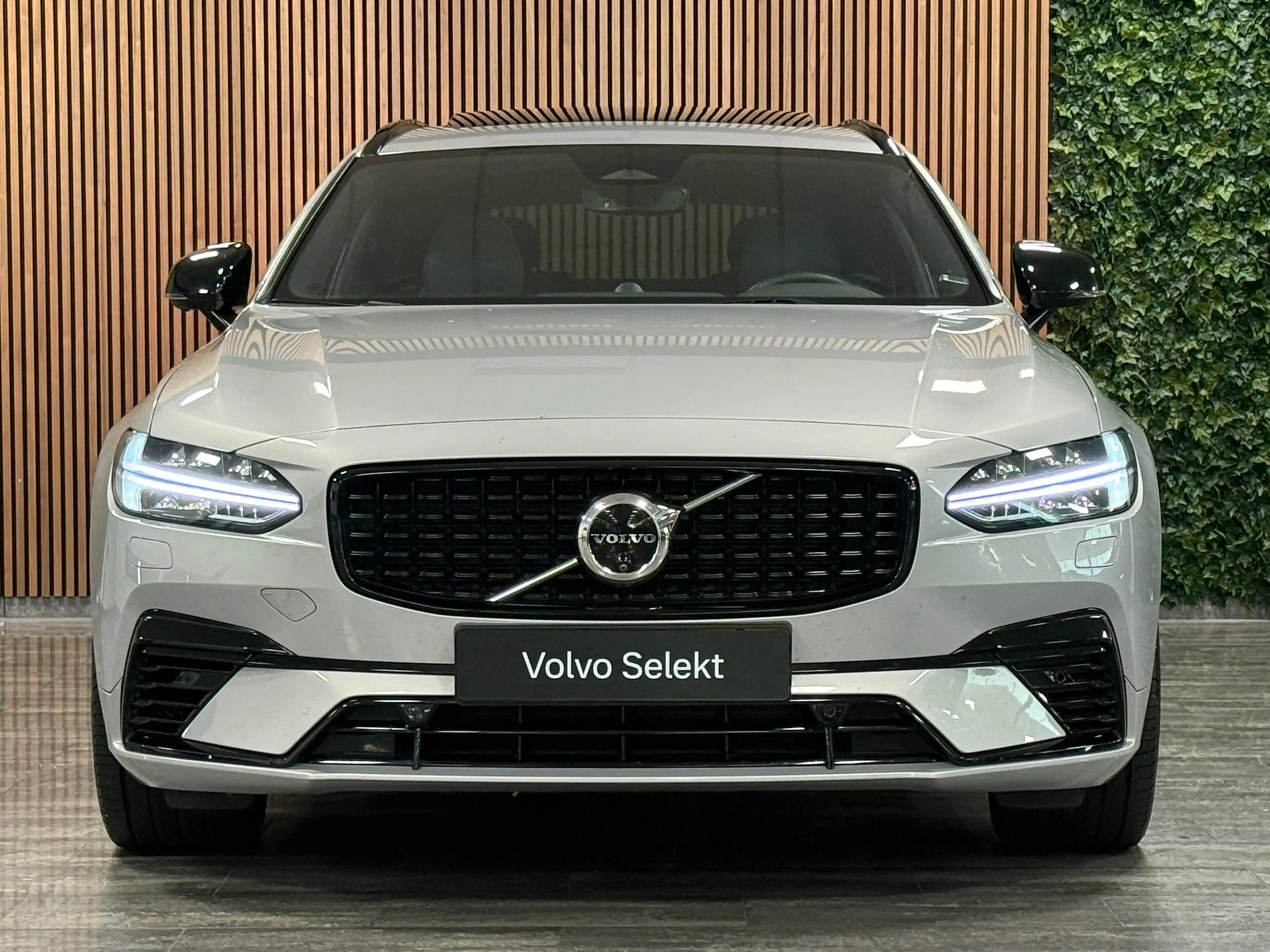 Volvo V90 T6 AWD Recharge Ultra Ultimate Dark | Bowers & Wil — photo 2