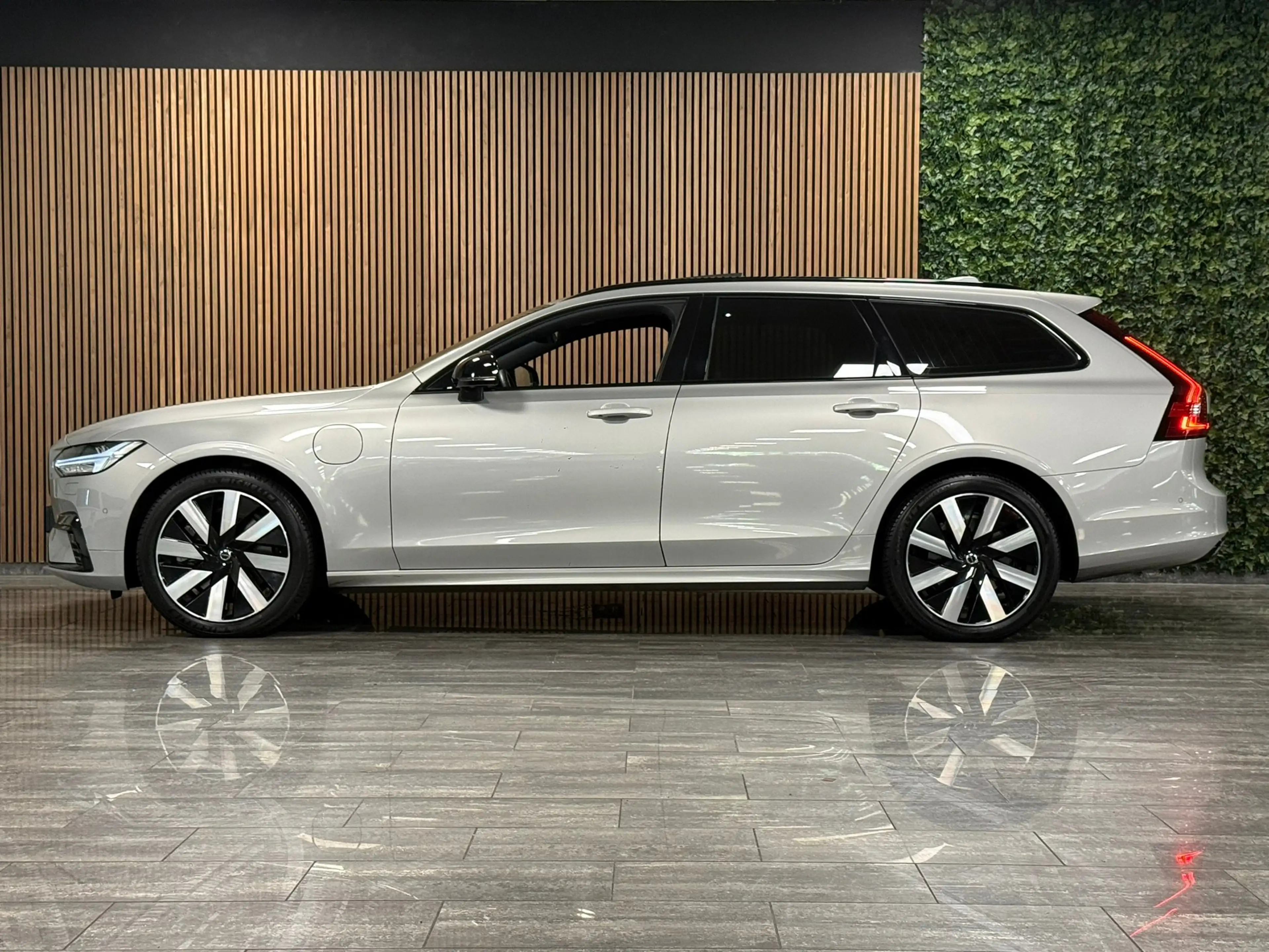 Volvo V90 T6 AWD Recharge Ultra Ultimate Dark | Bowers & Wil — photo 5