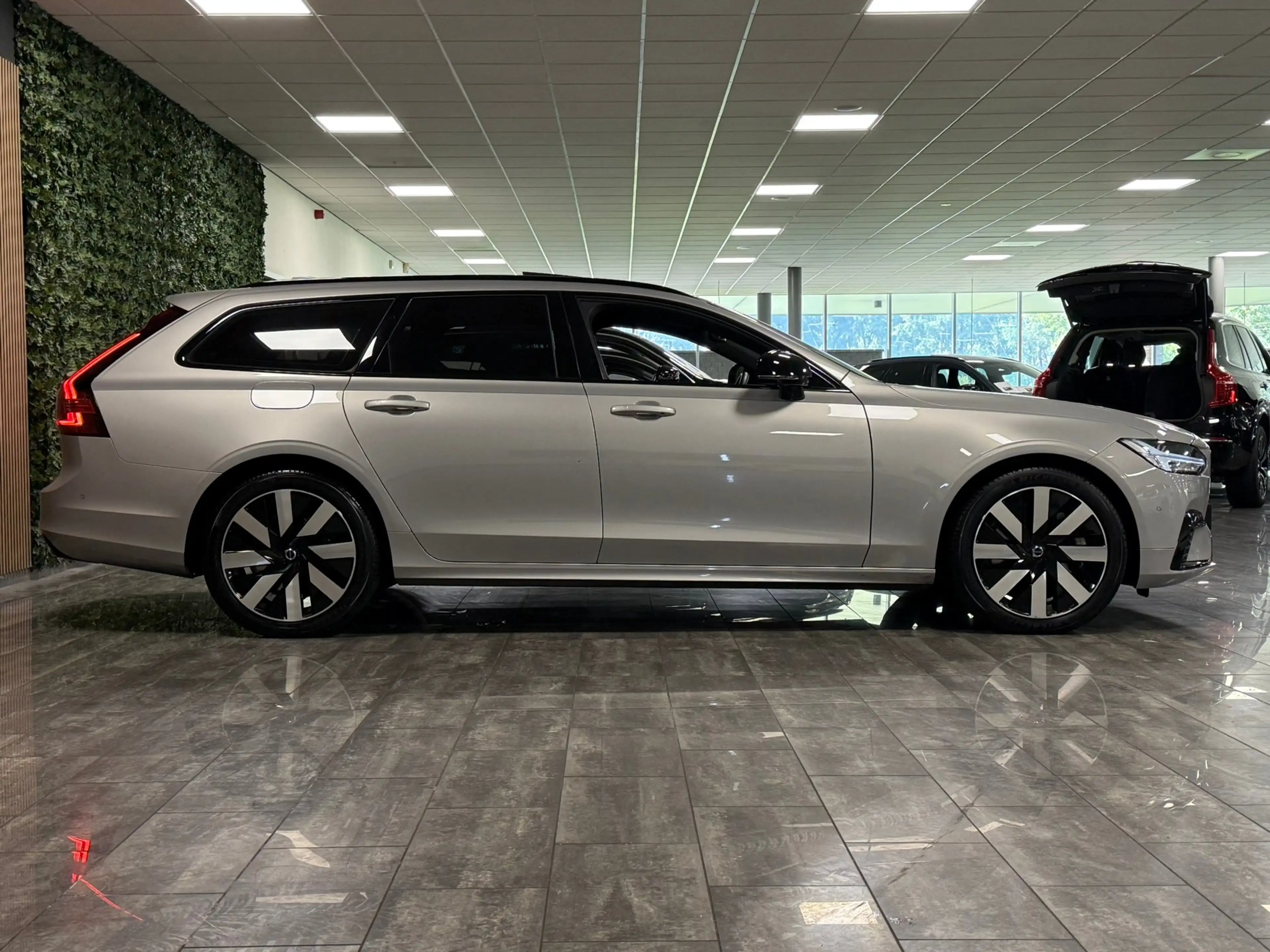 Volvo V90 T6 AWD Recharge Ultra Ultimate Dark | Bowers & Wil — photo 8