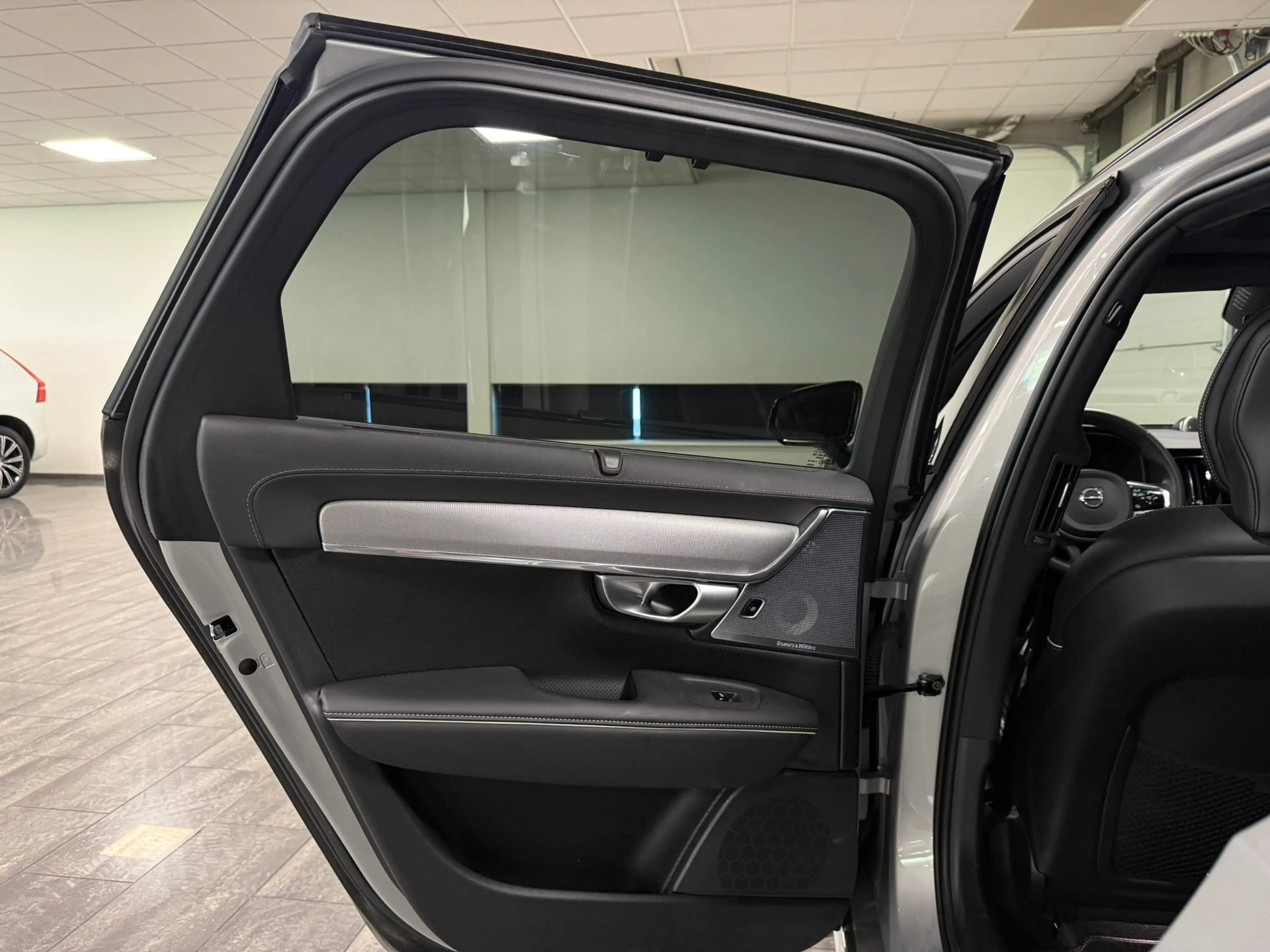 Volvo V90 T6 AWD Recharge Ultra Ultimate Dark | Bowers & Wil — photo 14
